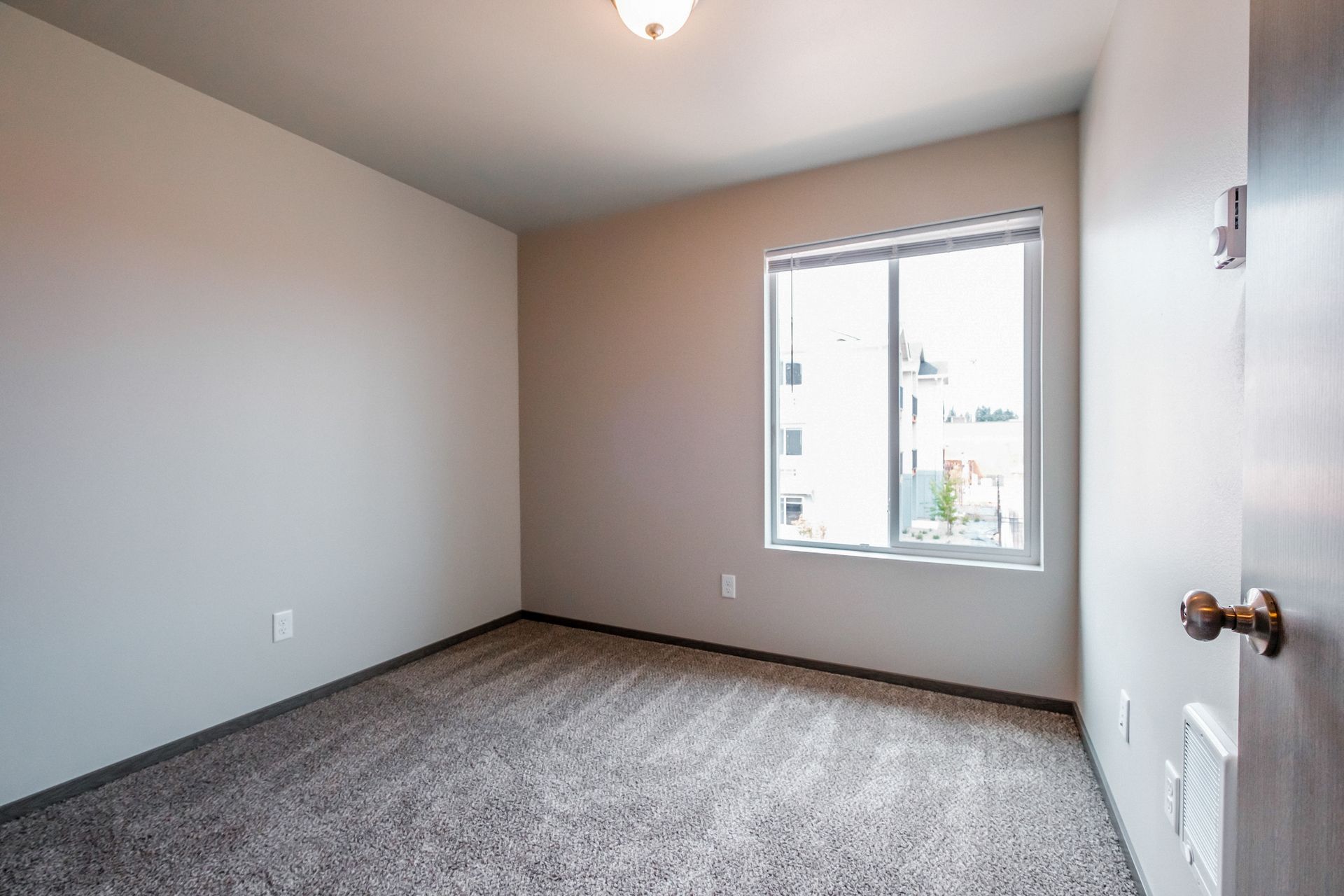 4 Corners Apartments in Salem Oregon, near Oregon State Capital - two-bedroom two-bathroom – bedroom and bedroom window.