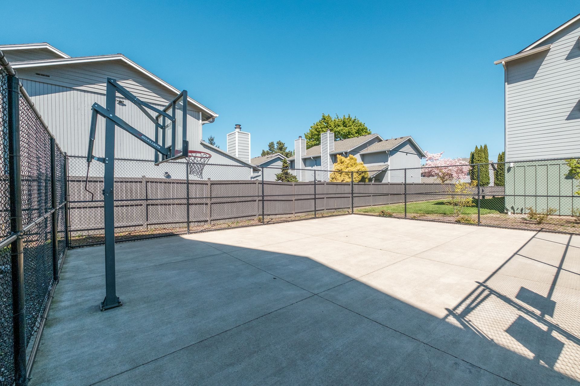 Cherry Glen Apartments in Salem Oregon basketball court and basketball hoop