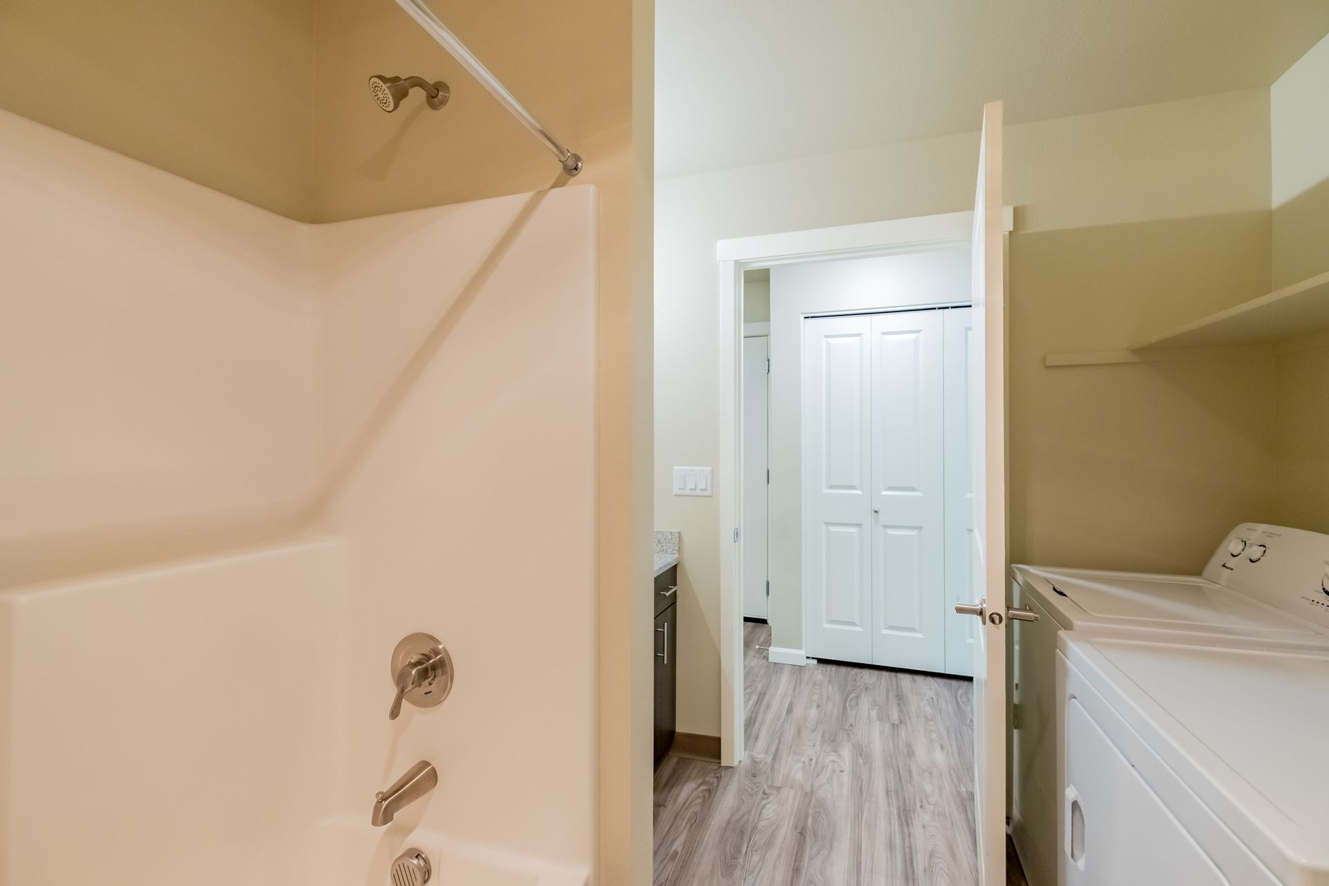 Harmona Heights Apartment community in South Salem Oregon, one-bedroom one-bathroom – shower, washer and dryer.