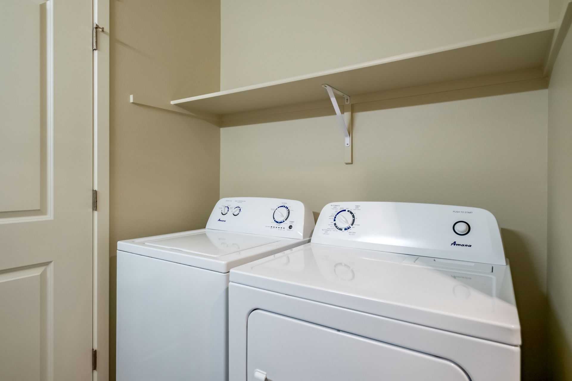 Harmona Heights Apartment community in South Salem Oregon, one-bedroom one-bathroom – washer and dryer.