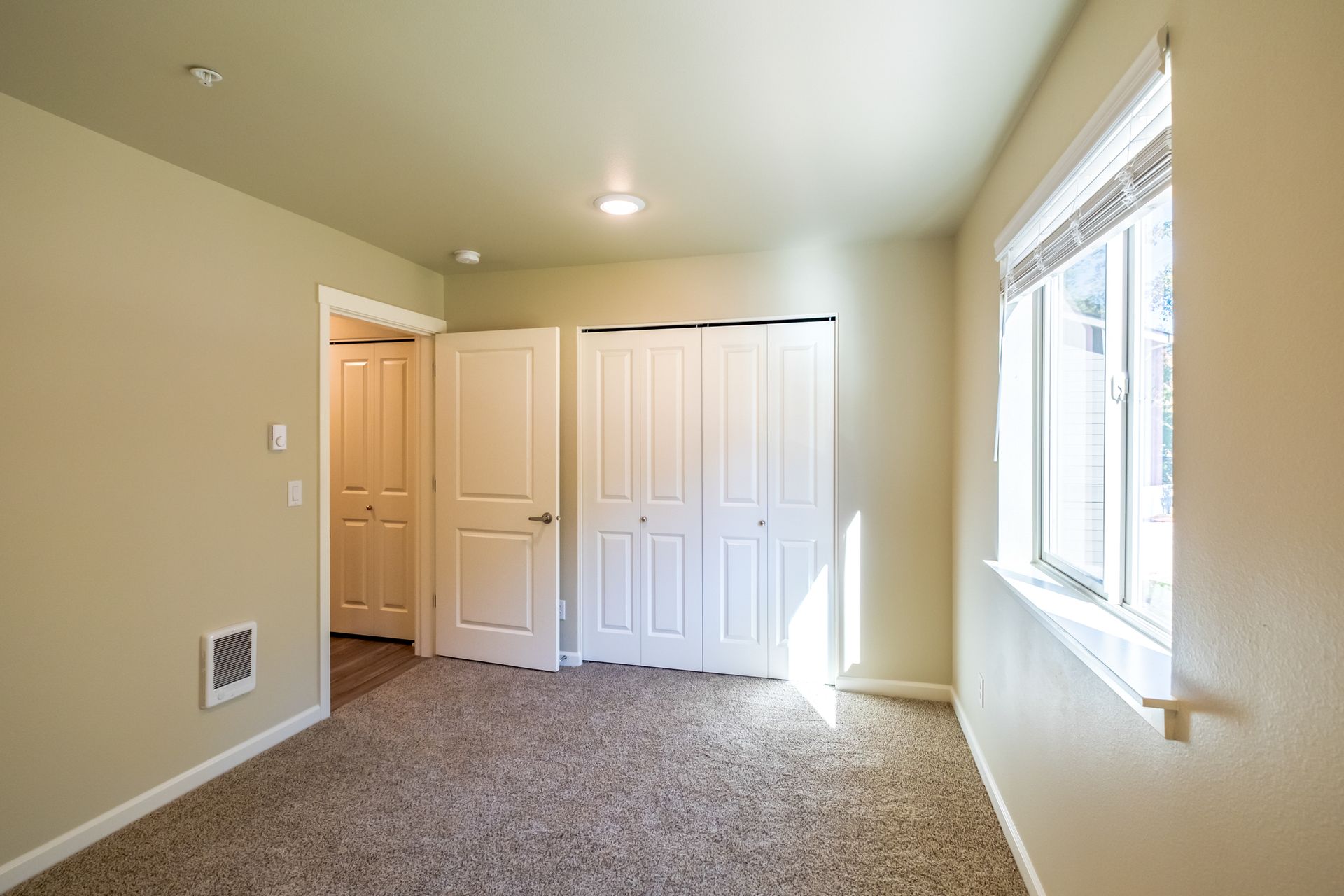 Harmona Heights Apartment community in South Salem Oregon, one-bedroom one-bathroom – bedroom and closet -1.