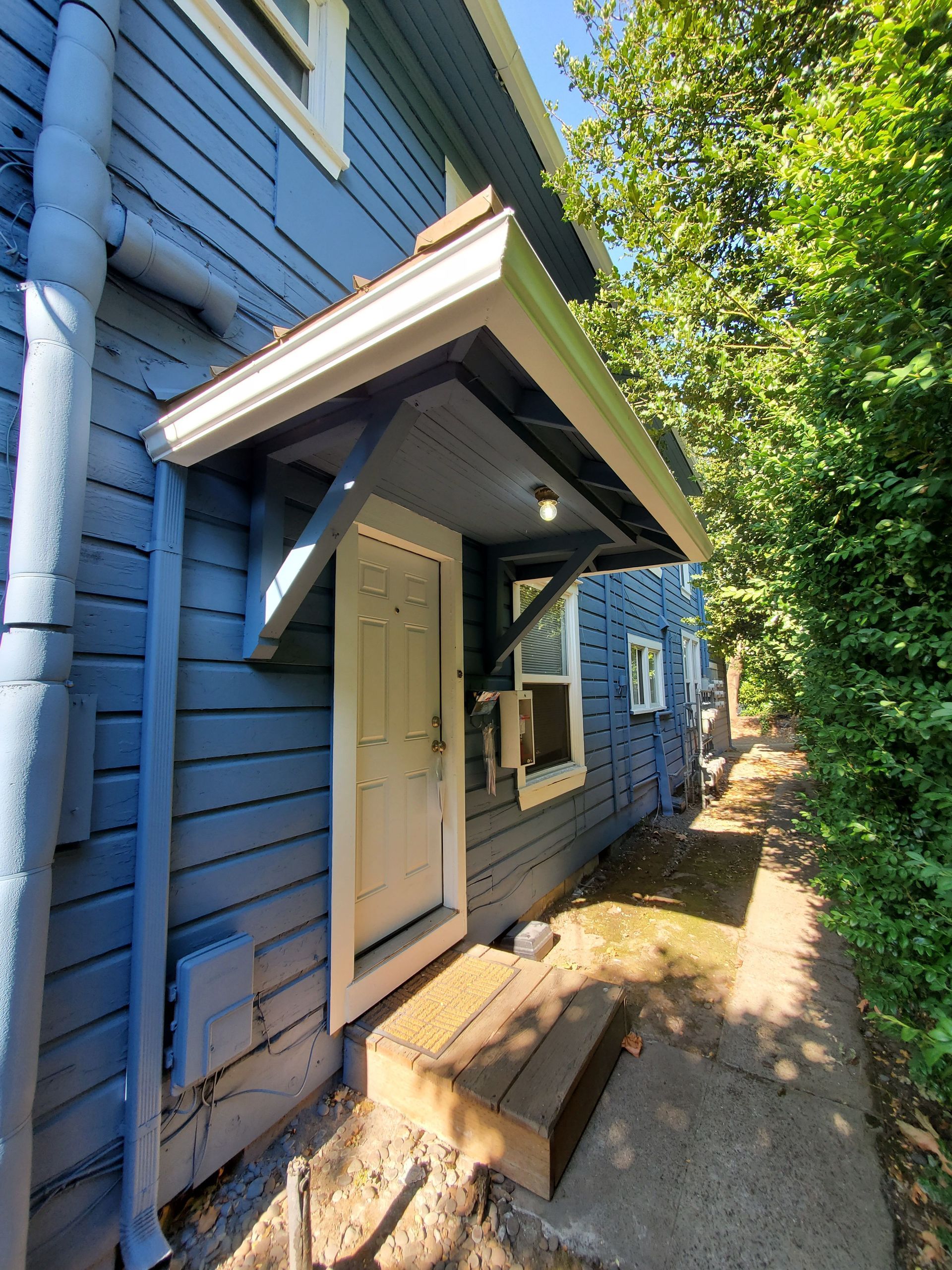 703 SW 15th St Apartments in Corvallis Oregon, near Oregon State University – exterior door overhang