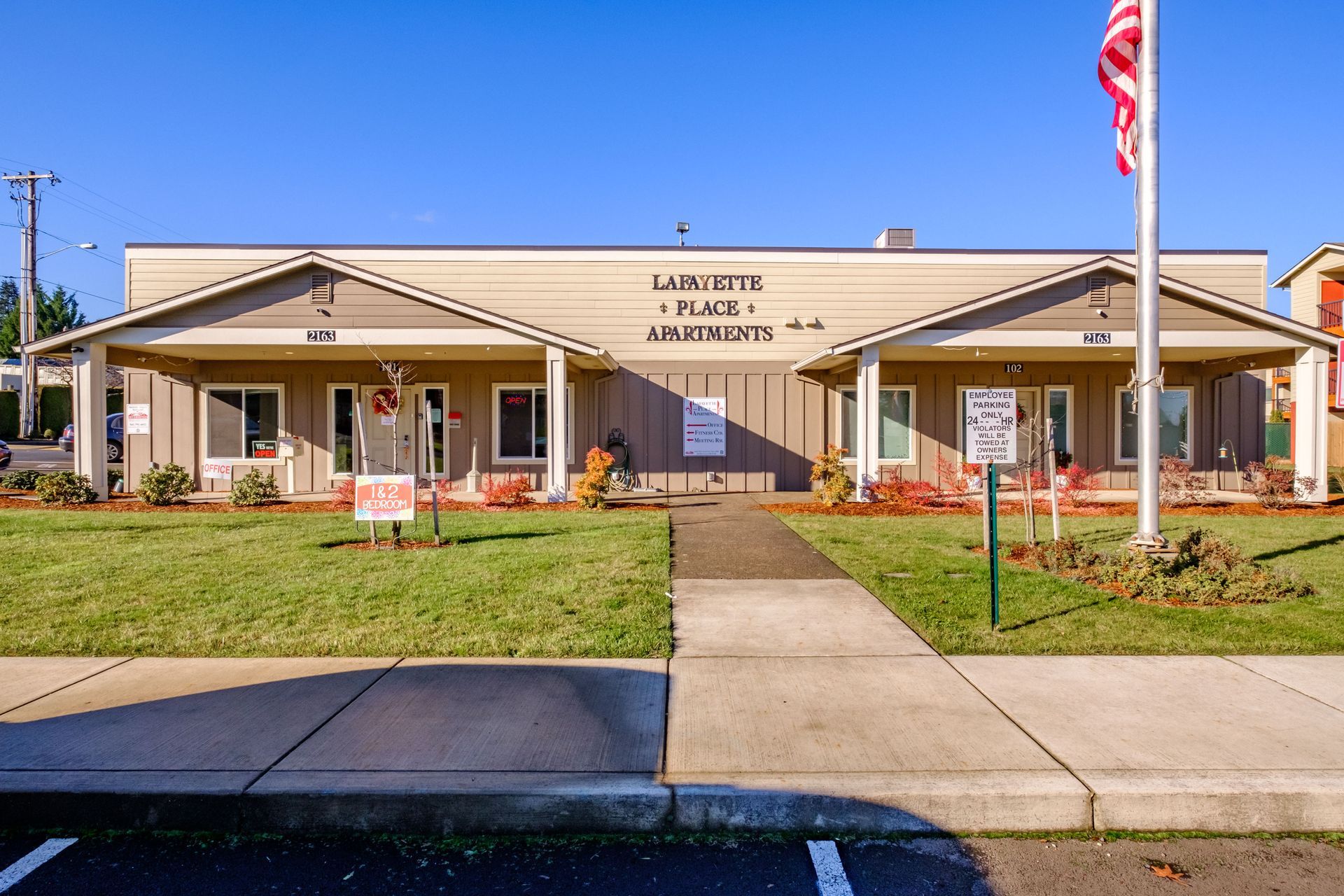 Lafayette Place Apartments in McMinnville, Oregon, near Linfield University – apartment home community clubhouse and lawn.