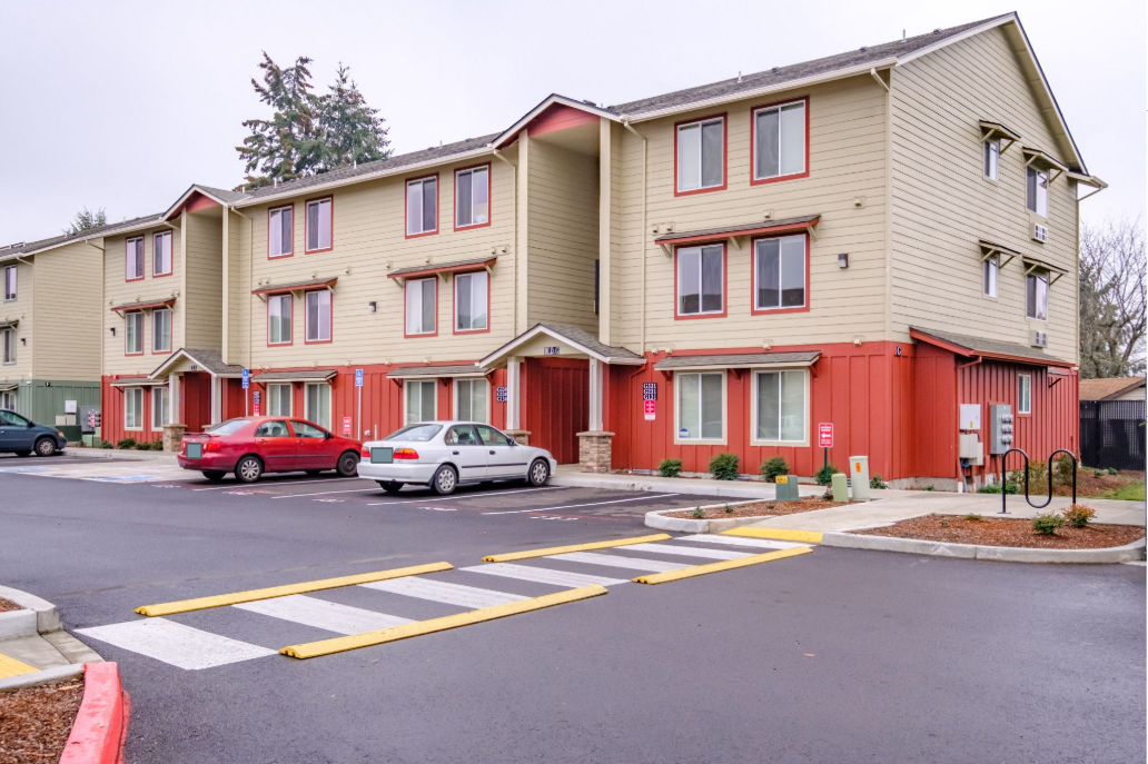 Aspen Place Apartments in Lebanon Oregon – exterior of garden style apartments.