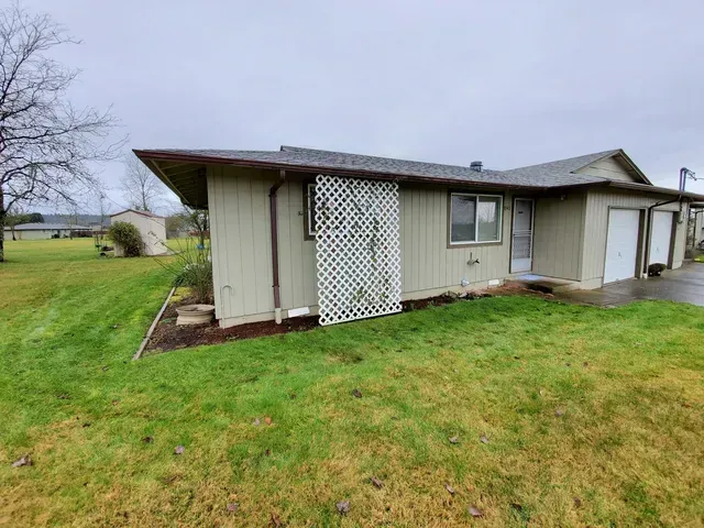 Amanda Lane Duplexes in Millersburg Oregon – bash duplex home, garage and trellis.