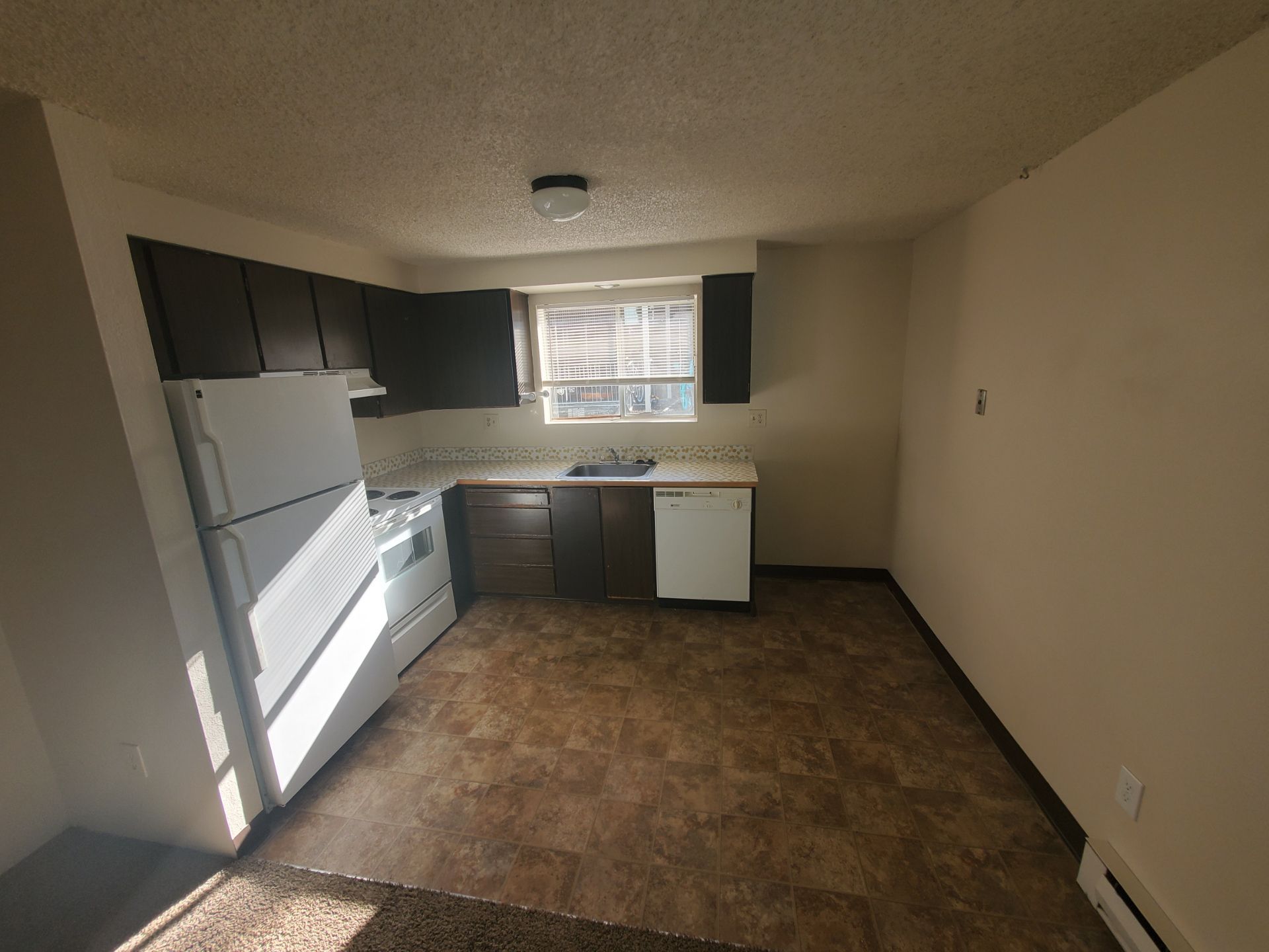 1061 Washington Apartments in Corvallis Oregon. Near Oregon State University – kitchen, stove, fridge, dishwasher.