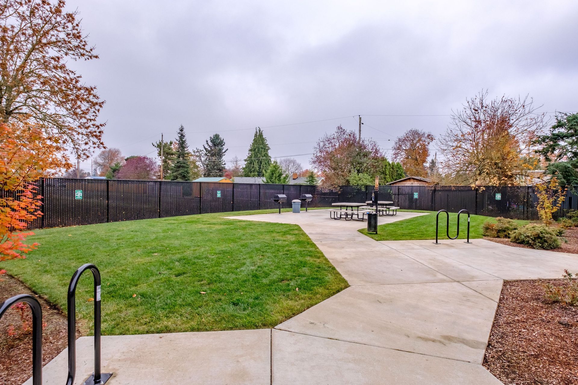 Aspen Place Apartments in Lebanon Oregon, near Western University of Health Sciences – bike racks and picknick area.
