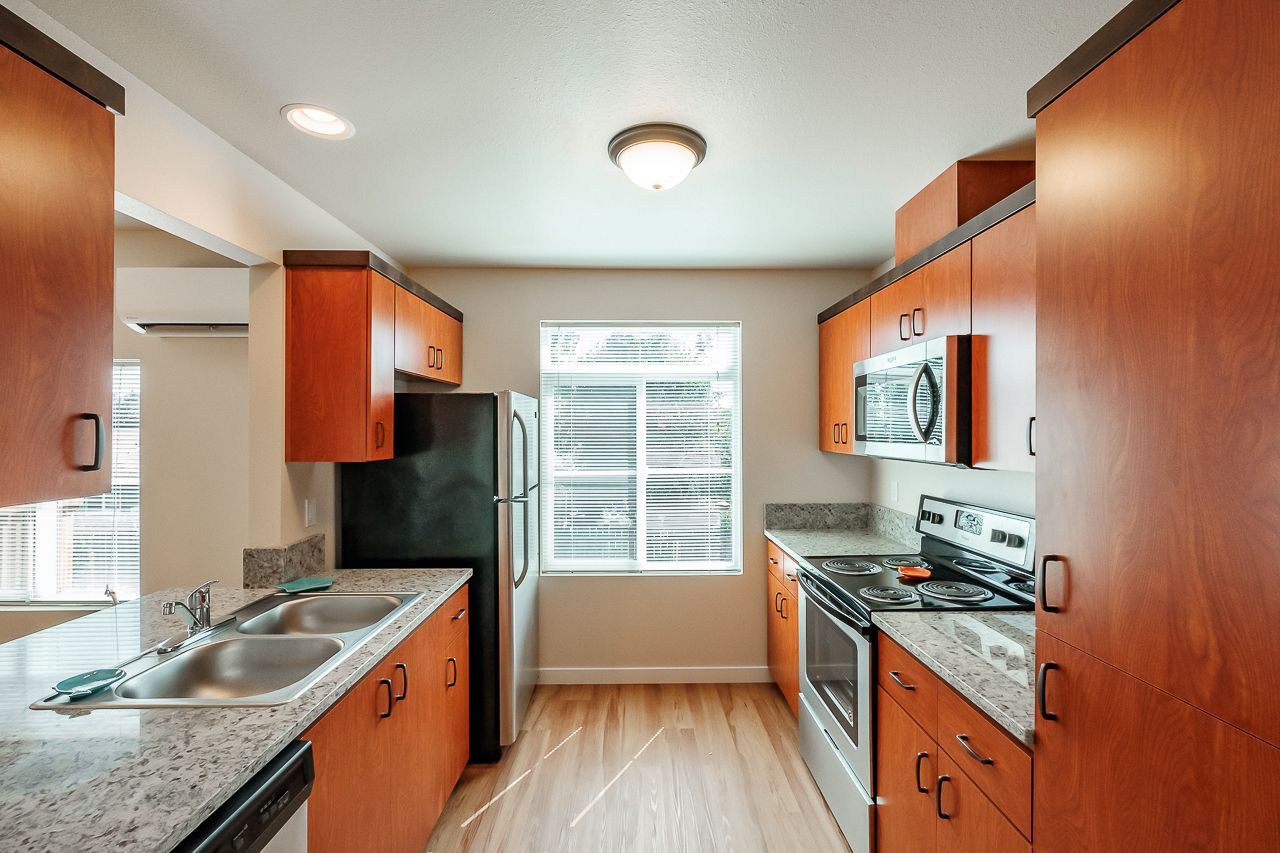 Goodnight Townhomes in Corvallis, OR, Near Oregon State University, four-bed, 2.5-bath – kitchen, stove, microwave, cabinetry