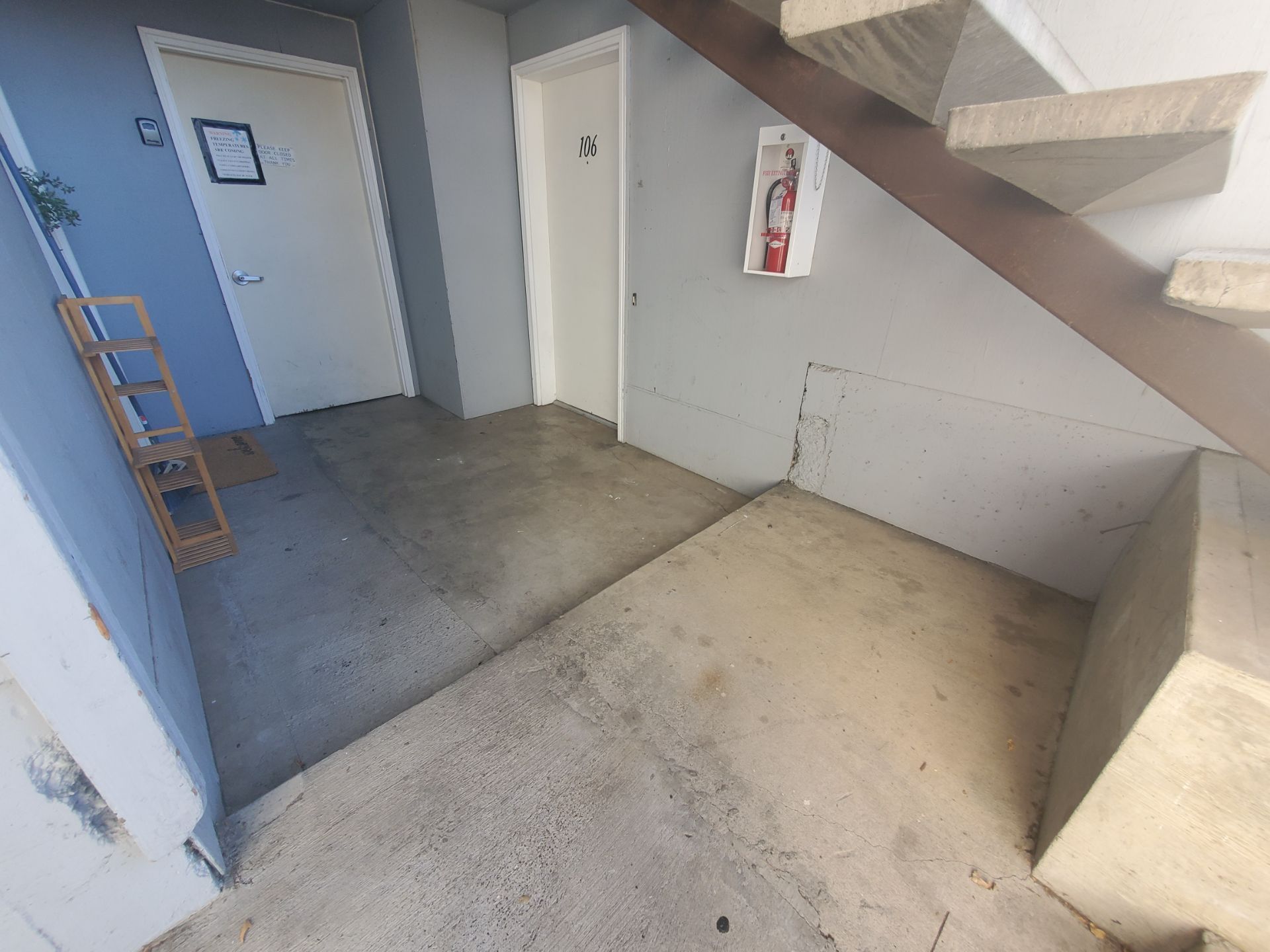 1061 Washington Apartments in Corvallis Oregon. Near Oregon State University – apartments entrance, doors and staircase.