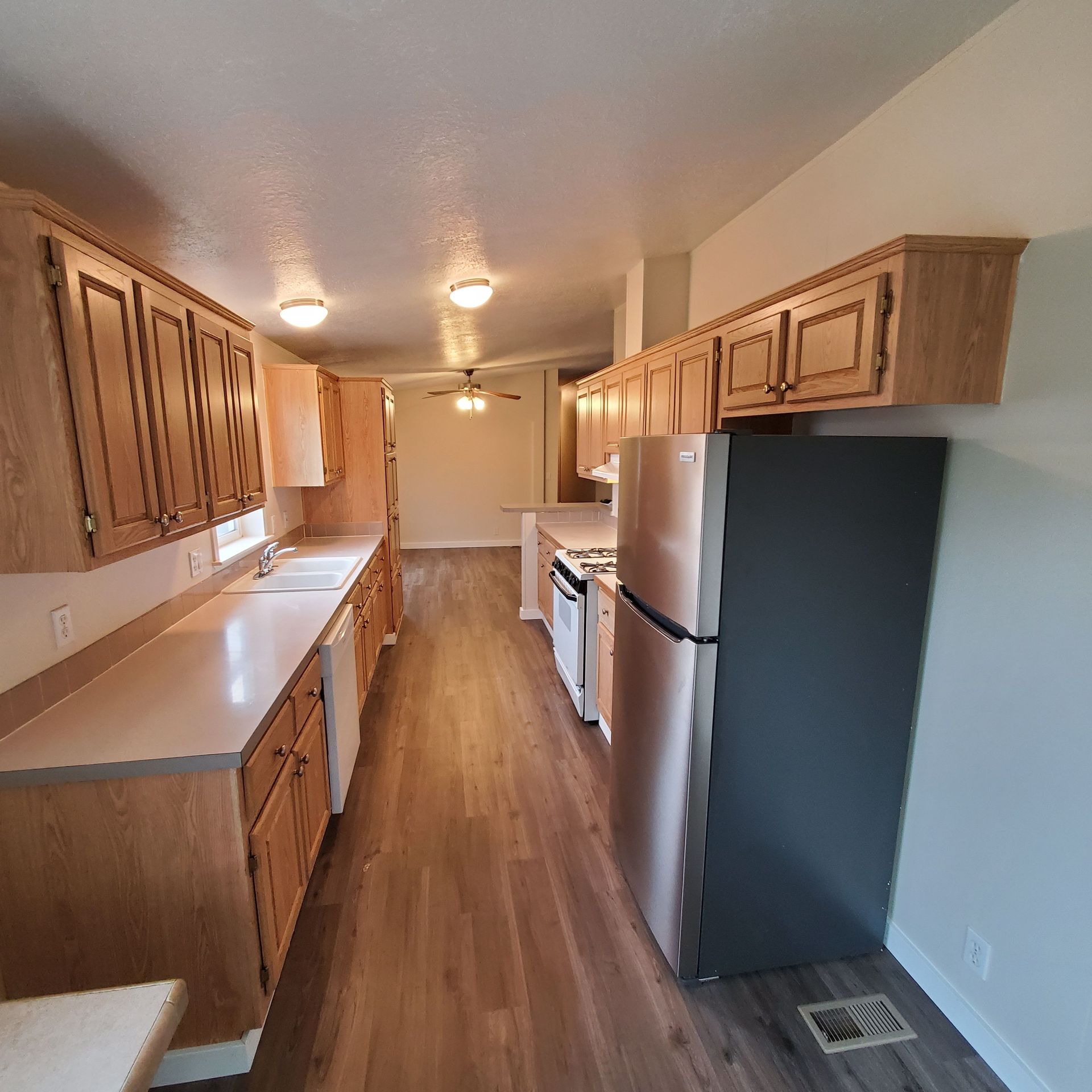 Ashwood Estates mobile homes in Tangent Oregon, five-bedroom three-bathroom – washer kitchen, dishwasher and refrigerator.