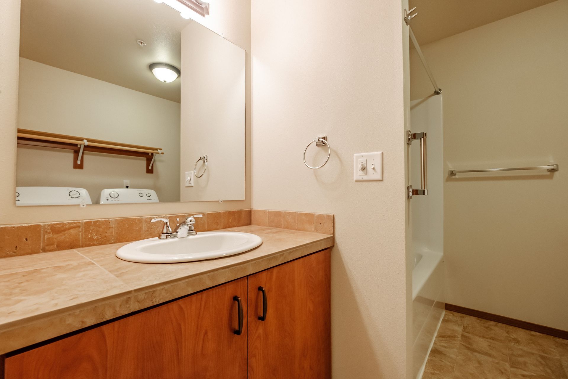 Lafayette Place Apartments in McMinnville, Oregon, near Linfield University – one-bedroom one-bath – bathroom.