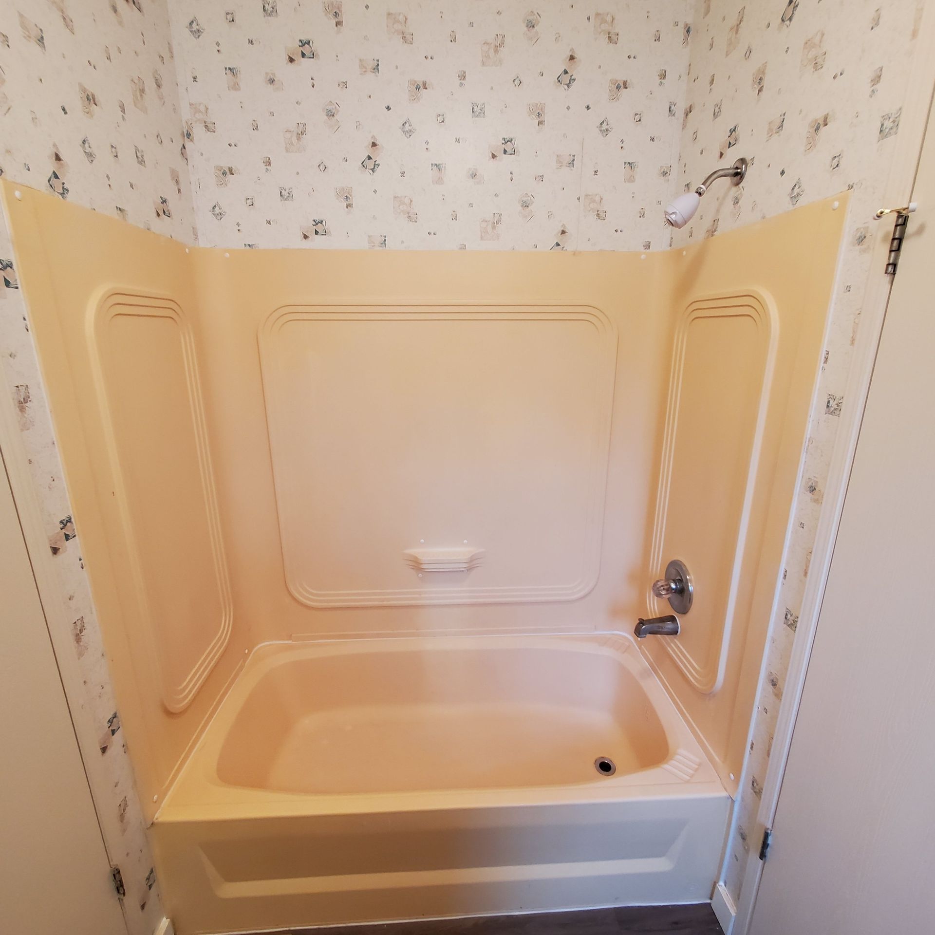 Ashwood Estates mobile homes in Tangent Oregon, five-bedroom three-bathroom – shower – 2.