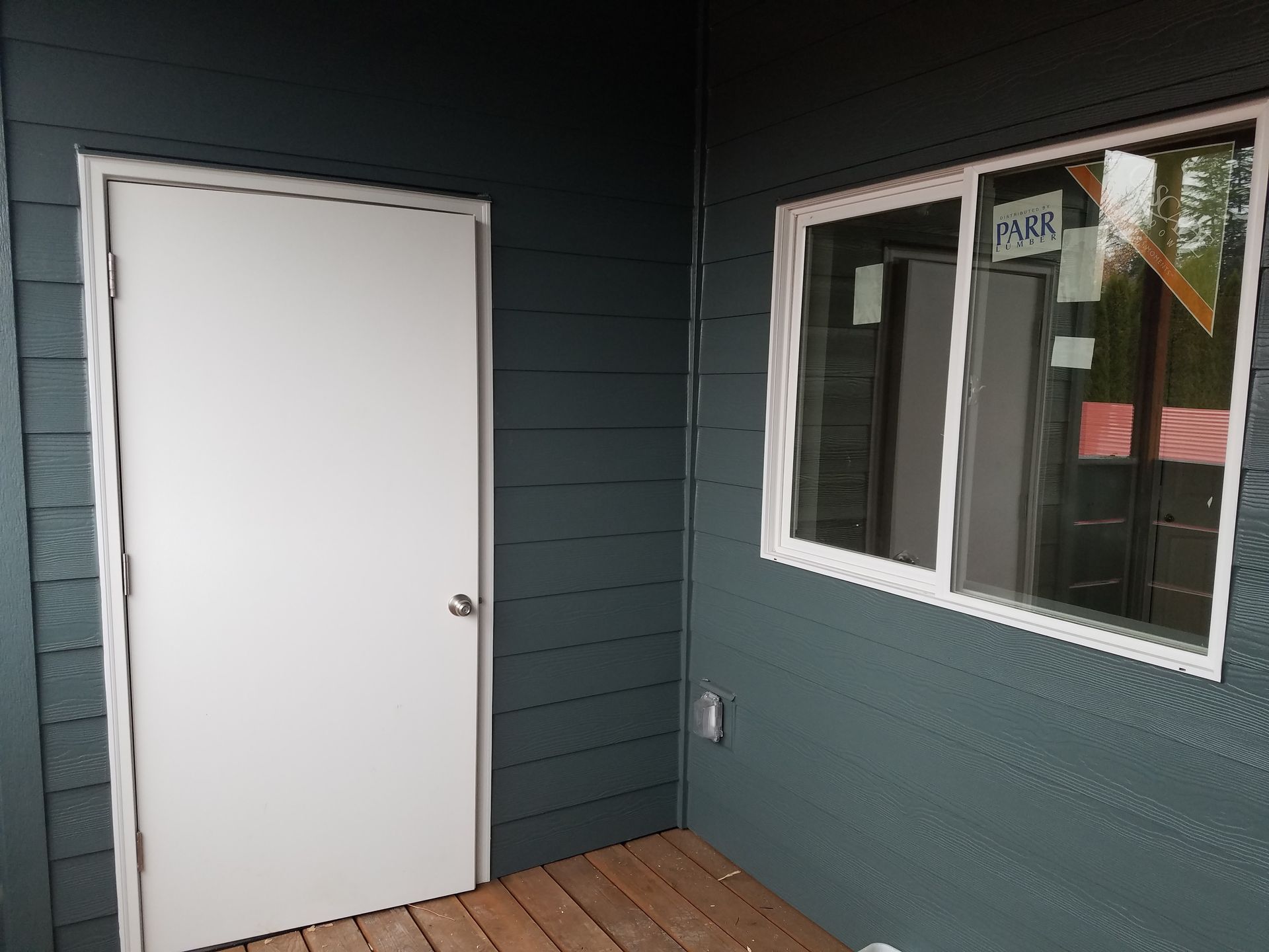 Pleasant View Apartments in Keizer Oregon, two-bedroom two-bathroom – exterior storage closet on deck.