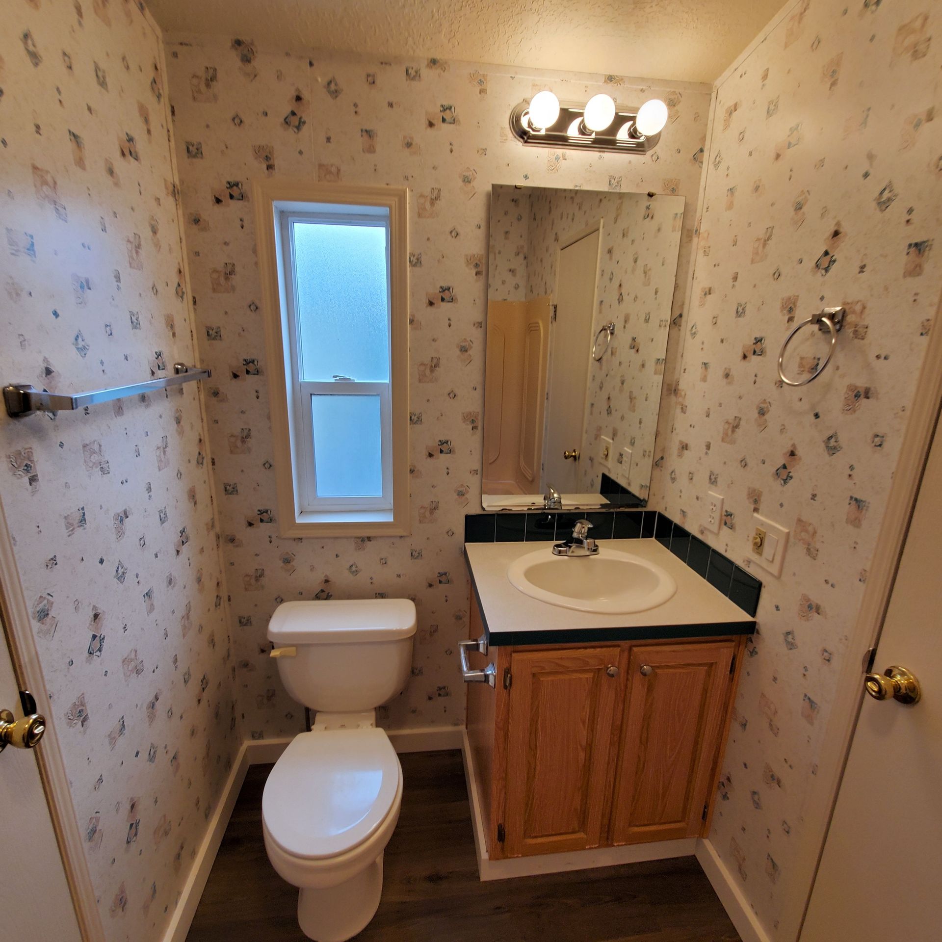 Ashwood Estates mobile homes in Tangent Oregon, five-bedroom three-bathroom – bathroom 2.
