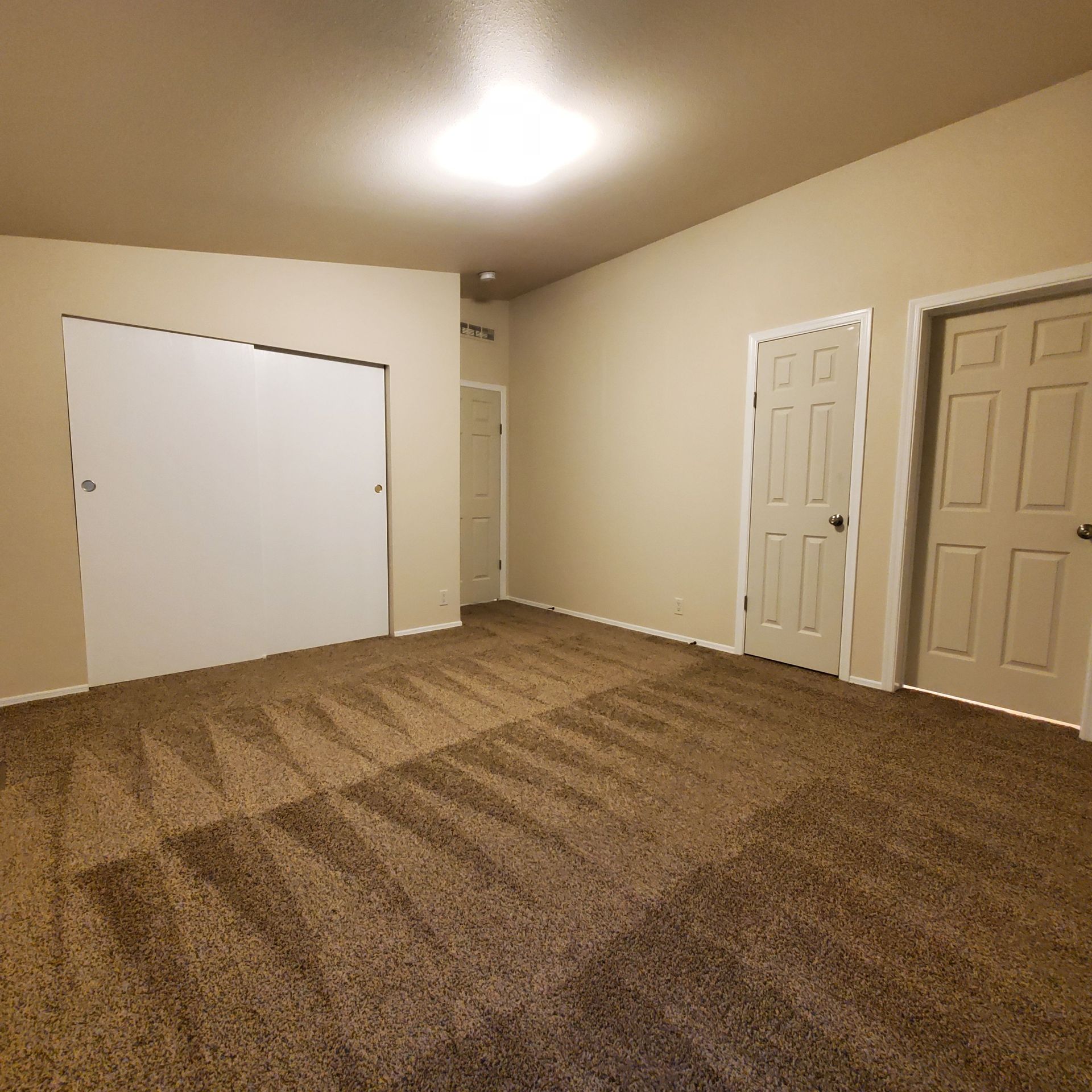 Ashwood Estates mobile homes in Tangent Oregon, four-bedroom two-bathroom – bedroom and closet -3.