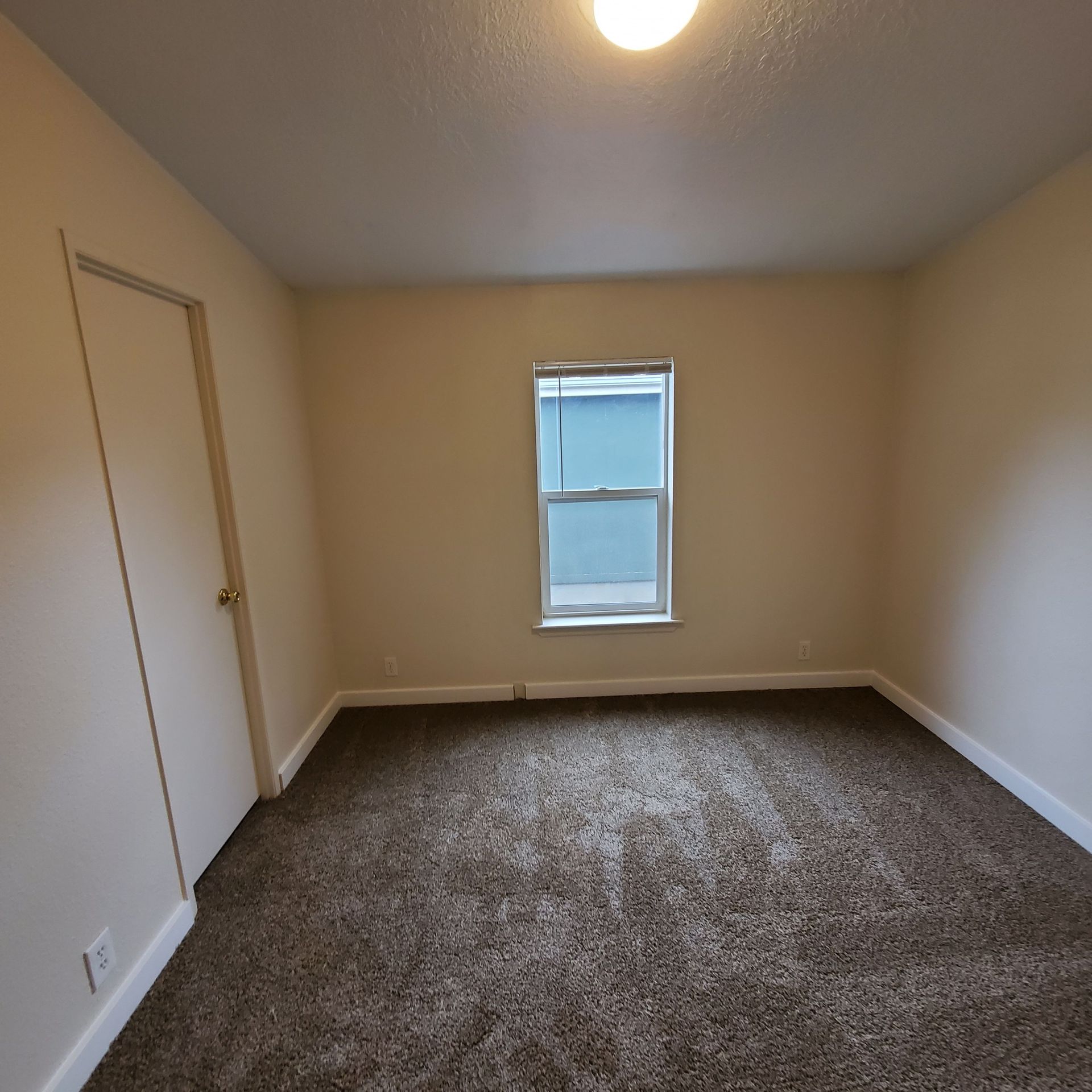 Ashwood Estates mobile homes in Tangent Oregon, five-bedroom three-bathroom – bedroom – 3 with door.