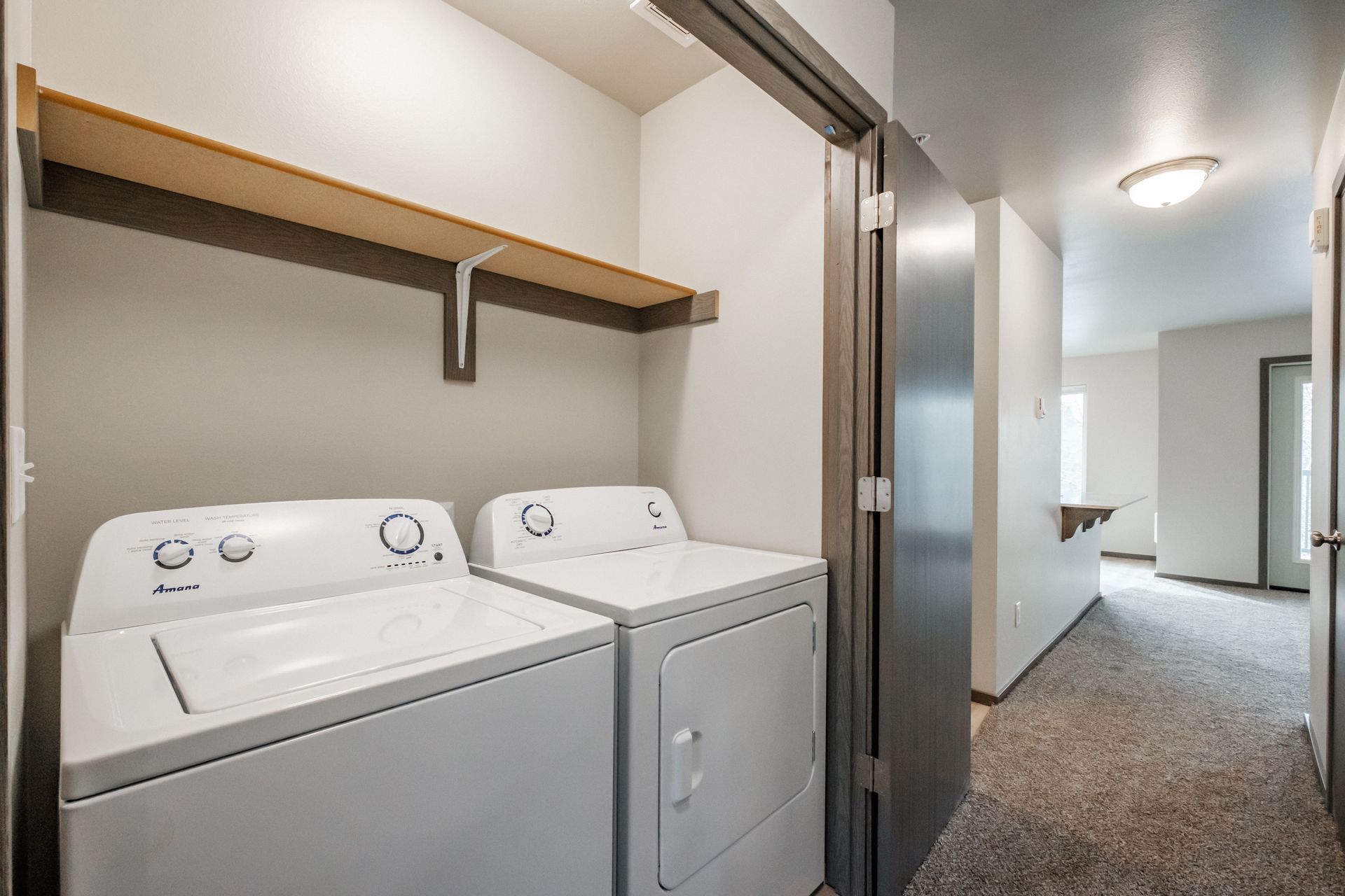 Jefferson Terrace Apartments in Jefferson Oregon – washer and dryer.