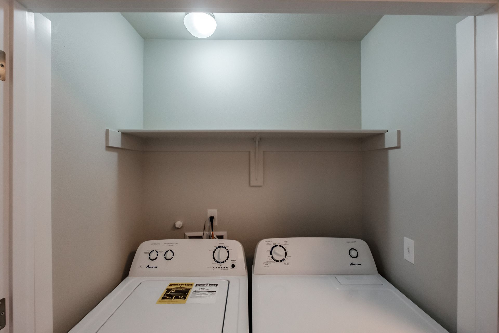 Evergreen Valley Apartments in McMinnville Oregon, near Linfield University – washer and dryer.