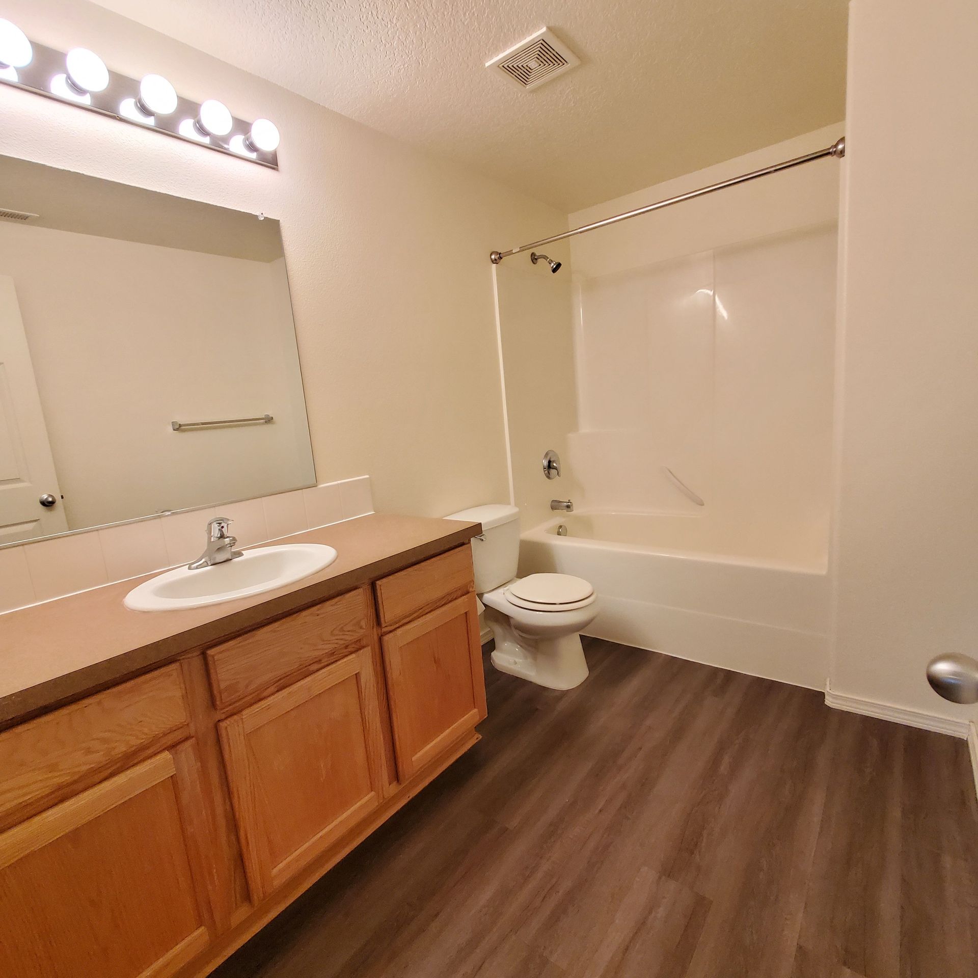 Meadowridge Townhomes in Monmouth Oregon, near Western Oregon University – bathroom and shower -2.