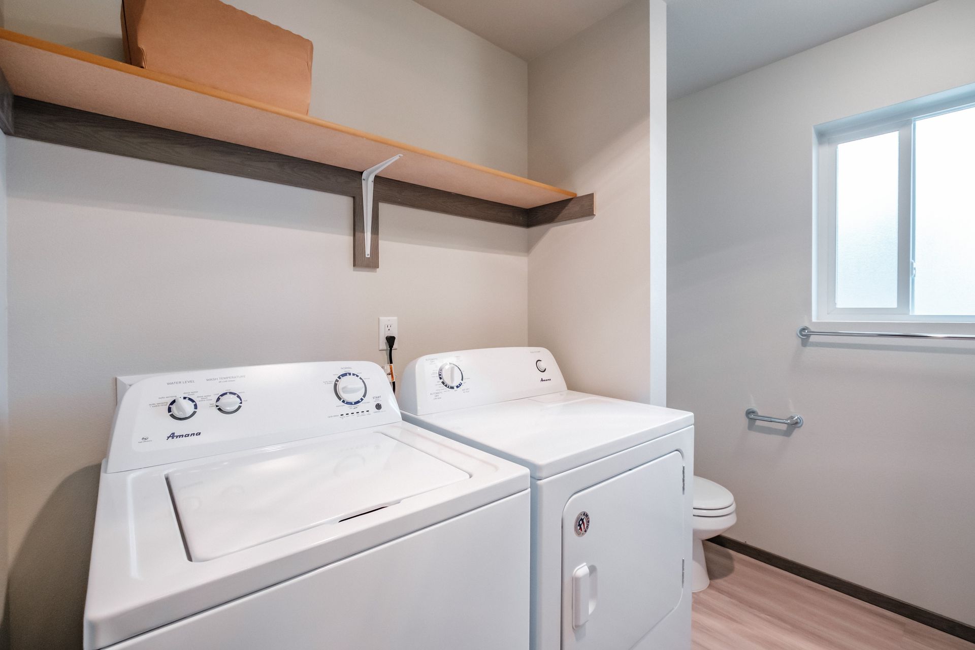 Cherry Glen Apartments in Salem Oregon – one bedroom one bathroom apartment home washer and dryer.