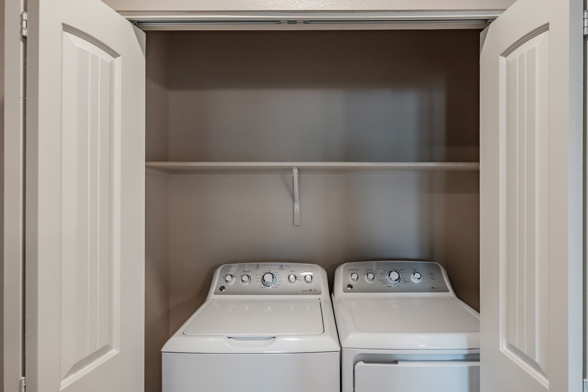 Hickory Hollow Apartments in North Albany OR, three-bedroom two-bathroom – washer and dryer.