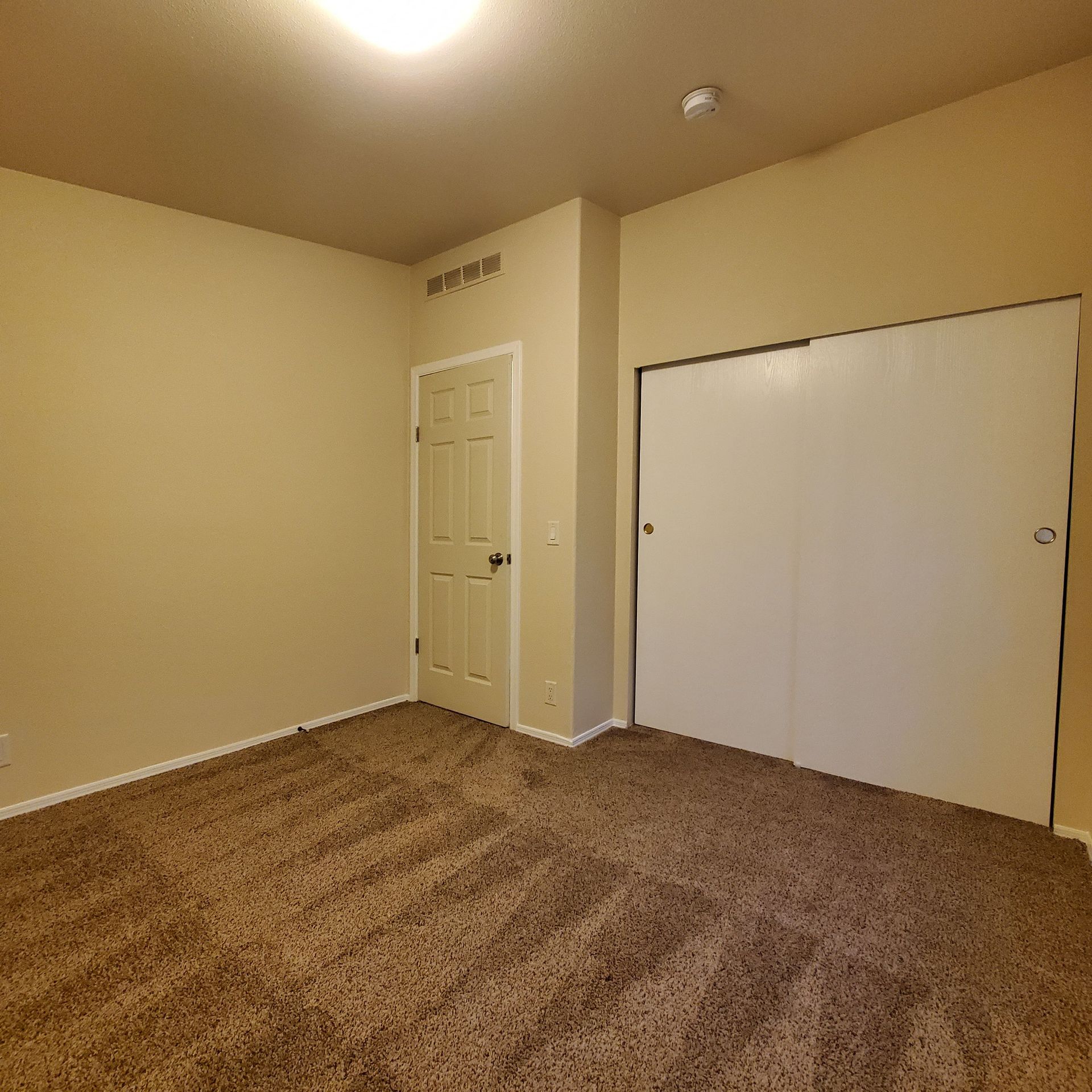 Ashwood Estates mobile homes in Tangent Oregon, four-bedroom two-bathroom – bedroom and closet -2.