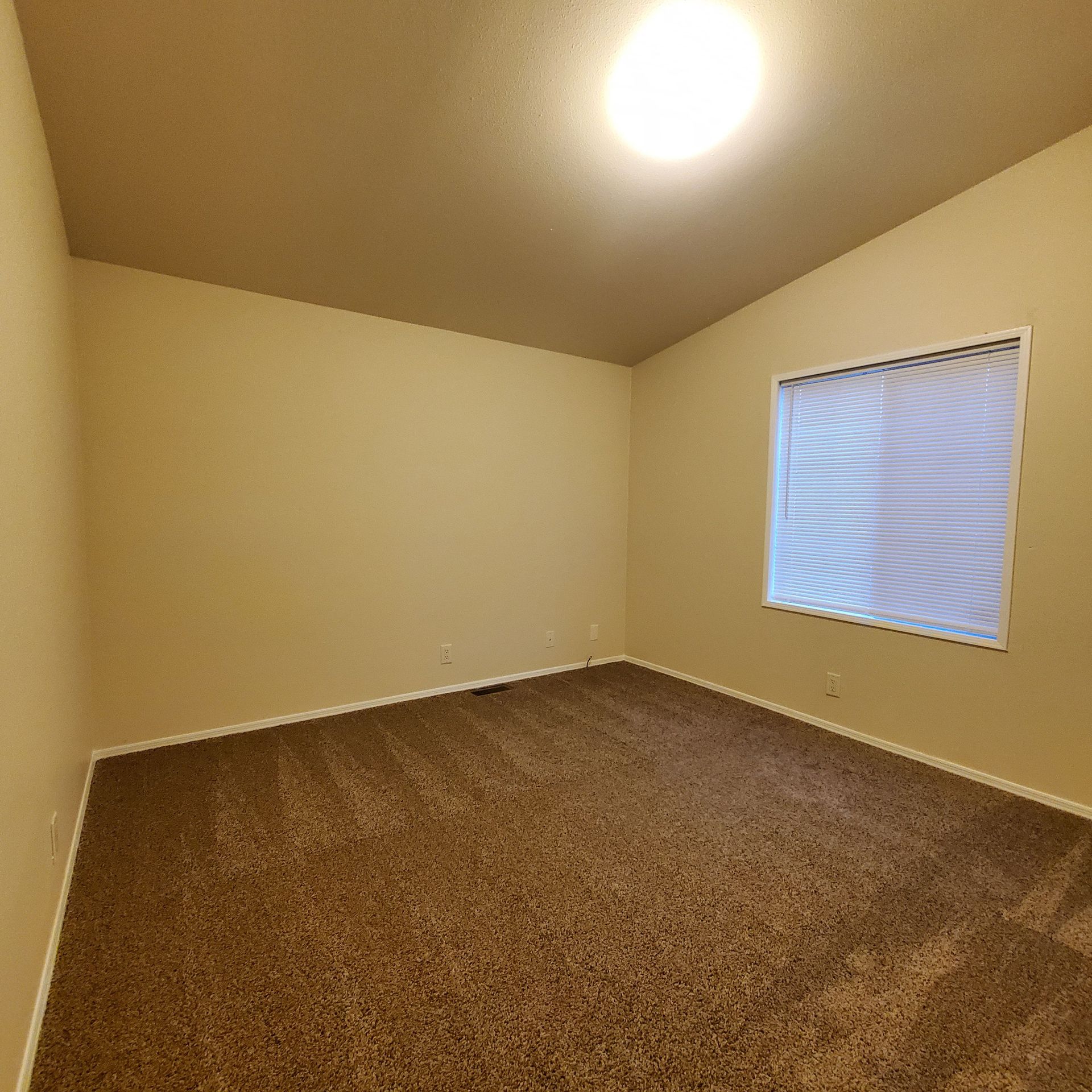 Ashwood Estates mobile homes in Tangent Oregon, four-bedroom two-bathroom – bedroom -1.