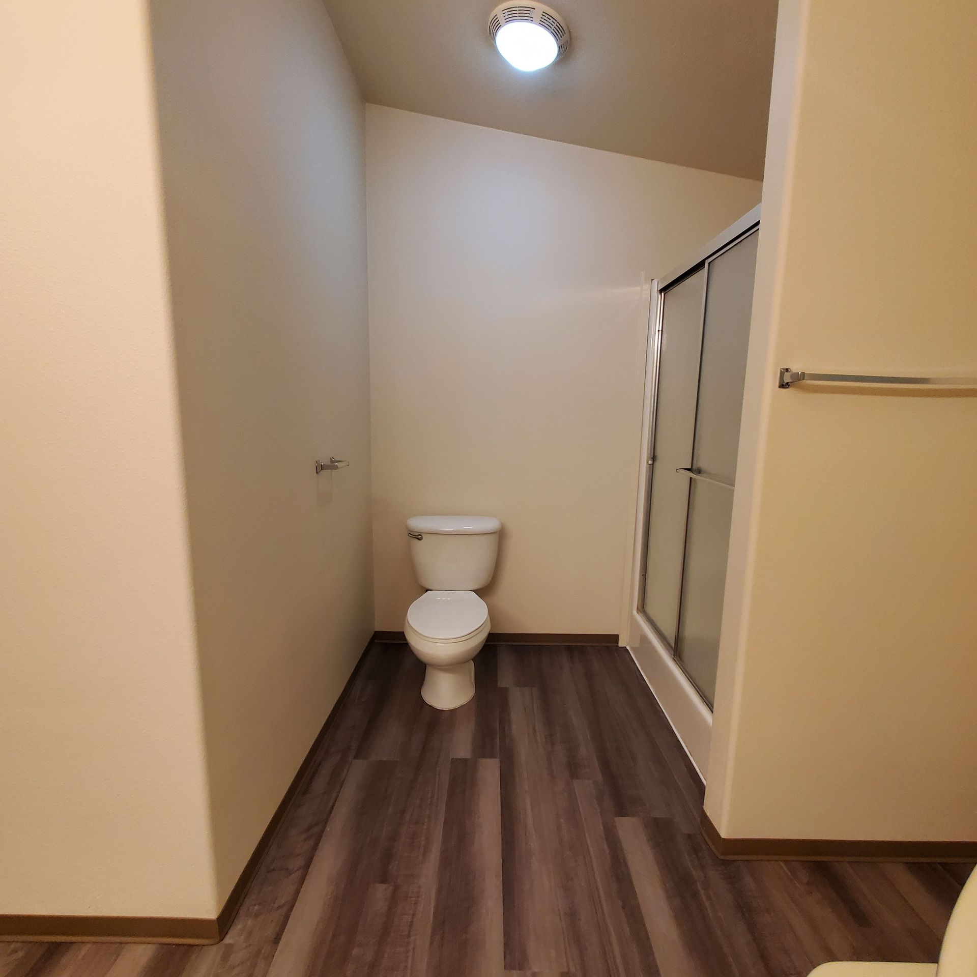 Ashwood Estates mobile homes in Tangent Oregon, four-bedroom two-bathroom – bathroom, toilet and shower.