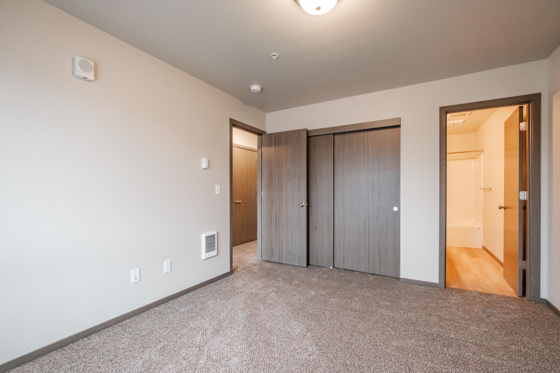 Jefferson Terrace Apartments in Jefferson Oregon – master bedroom and bathroom.