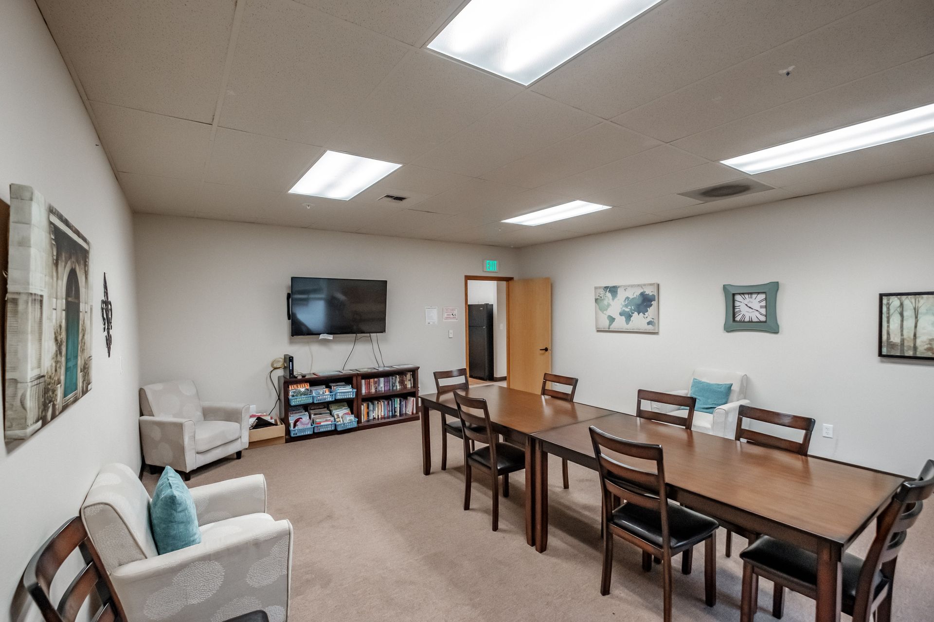 Lafayette Place Apartments in McMinnville, Oregon, near Linfield University – apartment community clubhouse community lounge.