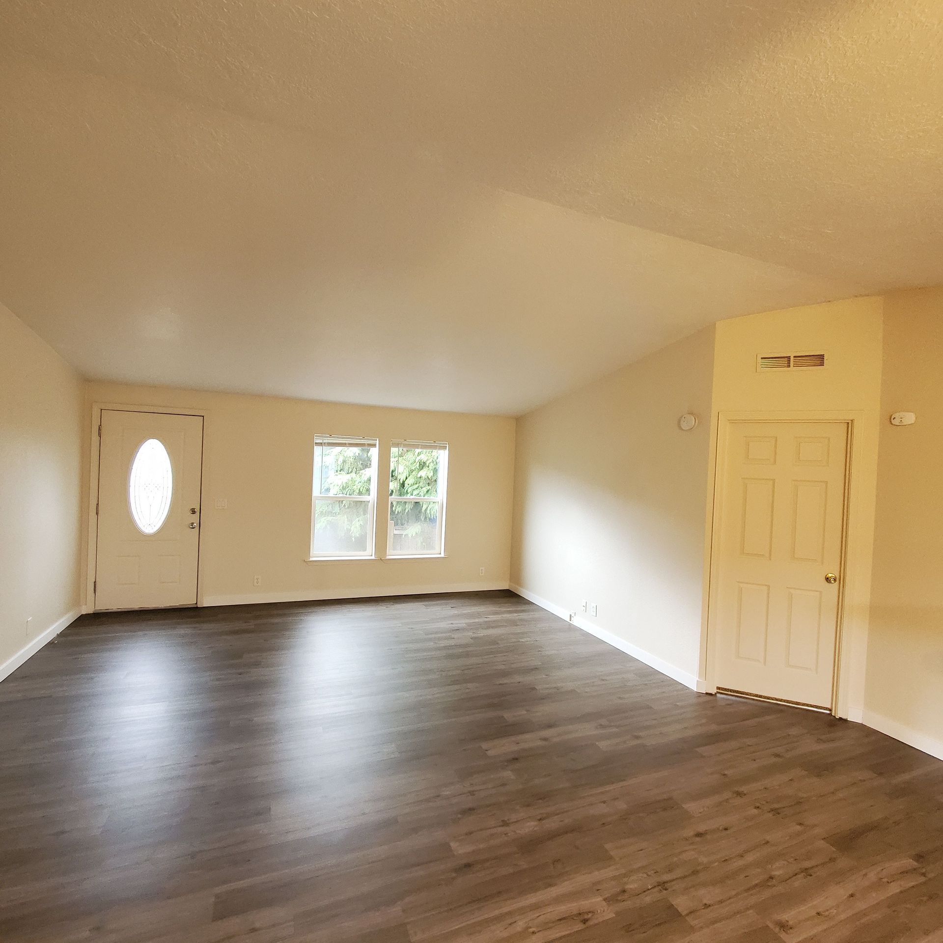 Ashwood Estates mobile homes in Tangent Oregon, five-bedroom three-bathroom – living room, window and front door.