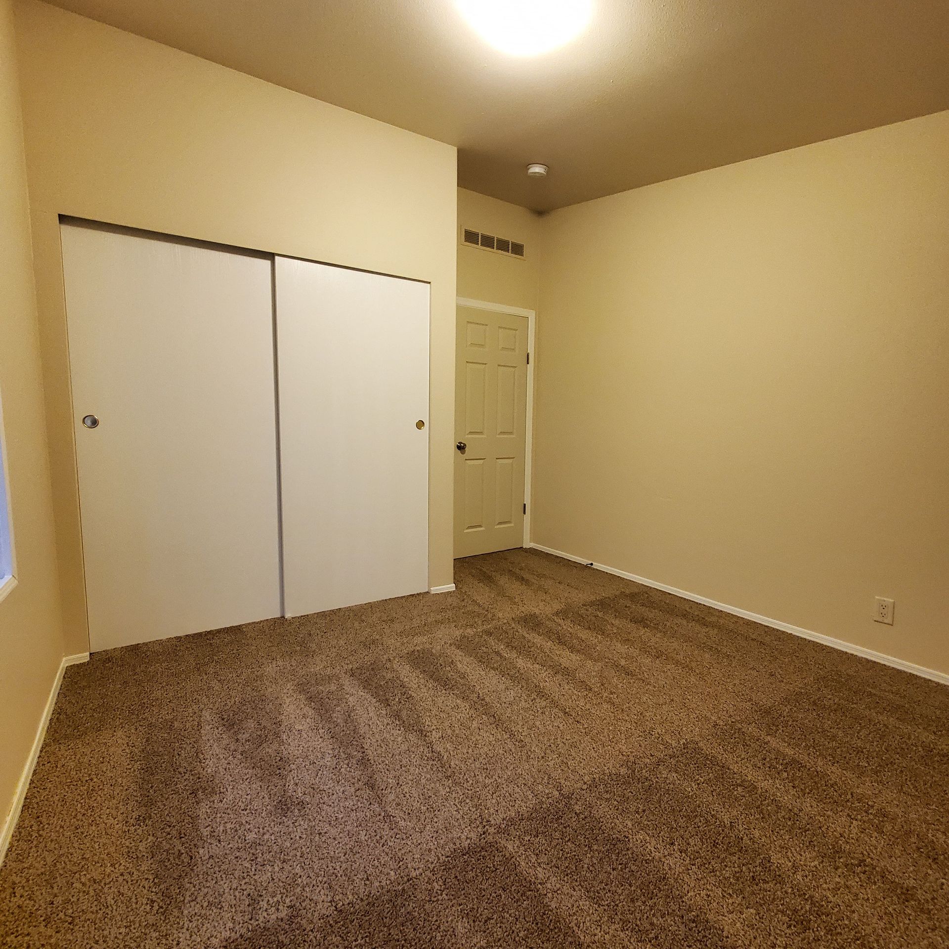 Ashwood Estates mobile homes in Tangent Oregon, four-bedroom two-bathroom – bedroom and closet -1.