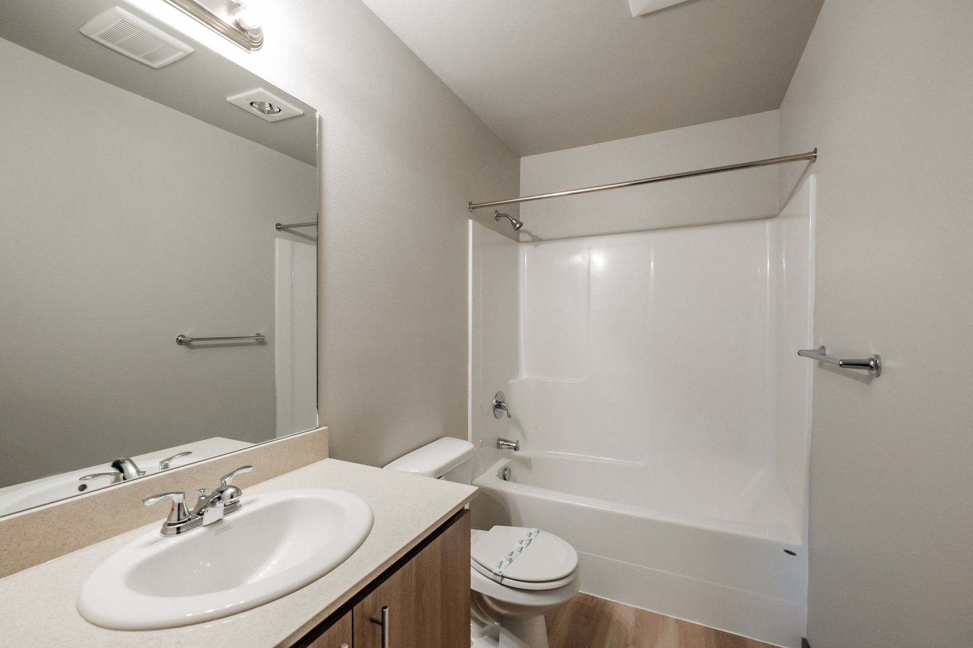 Jefferson Terrace Apartments in Jefferson Oregon – master bathroom.