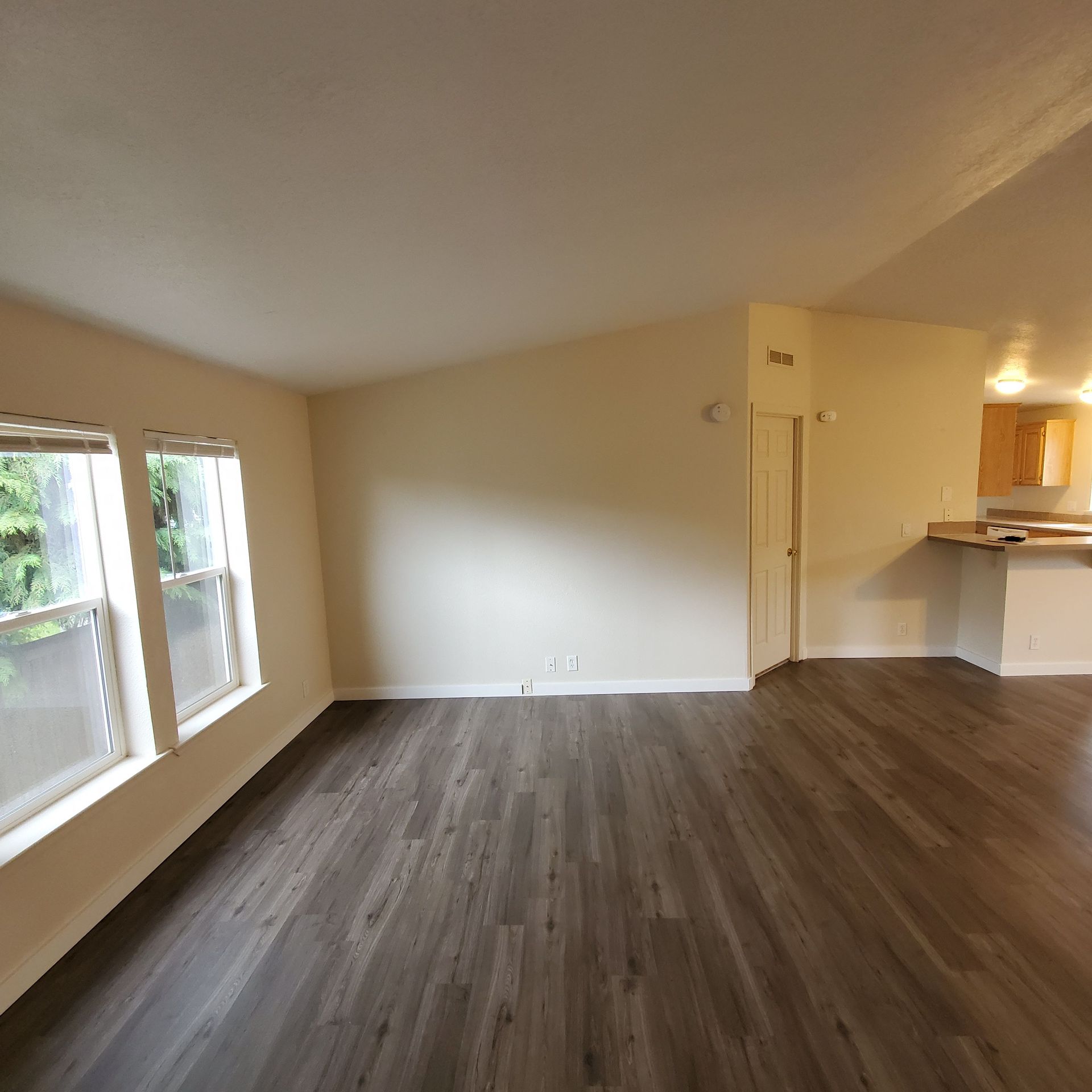 Ashwood Estates mobile homes in Tangent Oregon, five-bedroom three-bathroom – living room and door to bedroom 1.