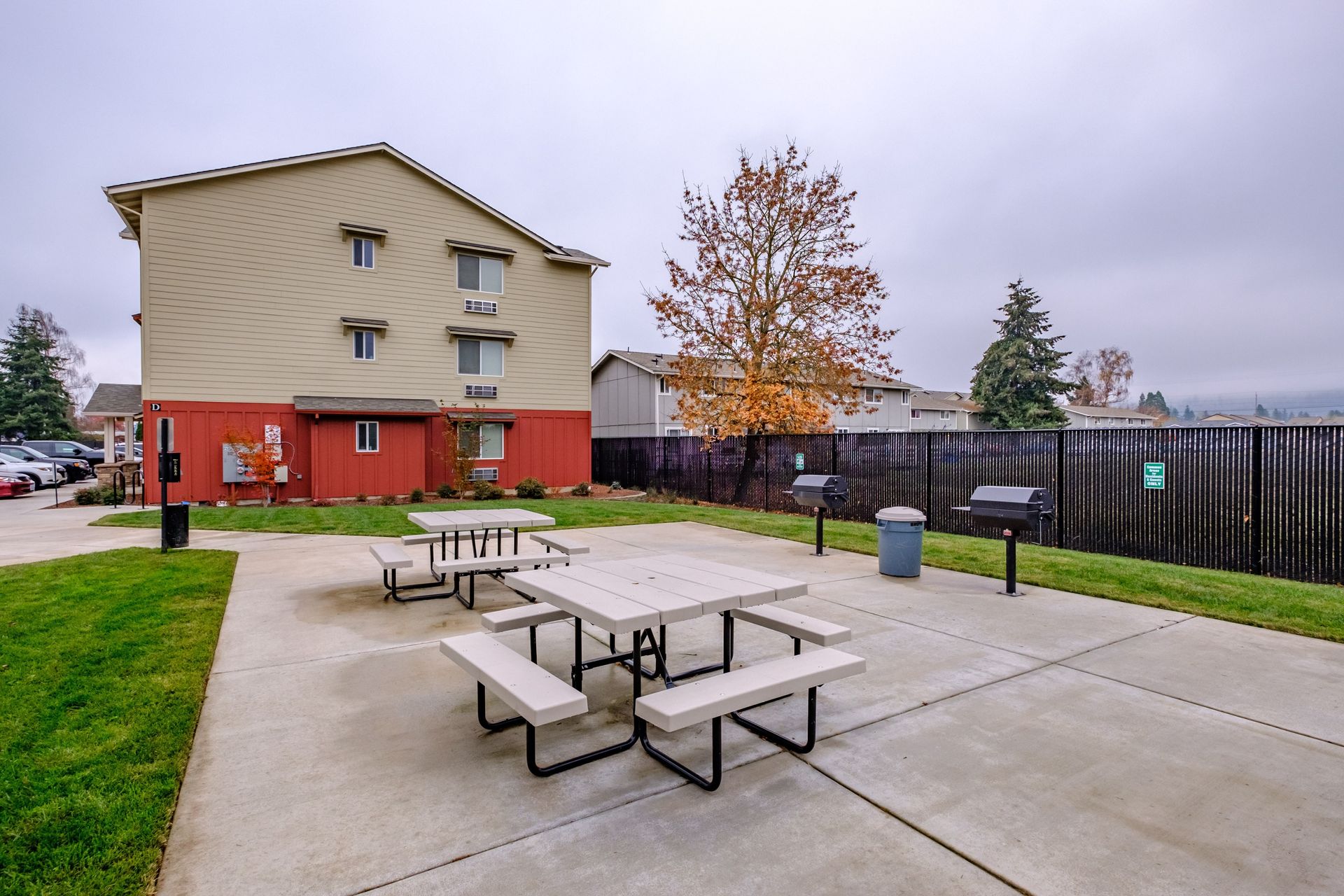 Aspen Place Apartments in Lebanon Oregon, near Western University of Health Sciences – picnic benches at apartments.
