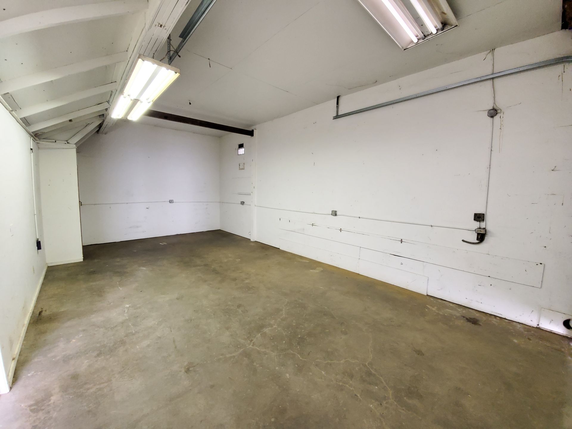 Three Lakes Storage in Albany Oregon – large storage unit interior.