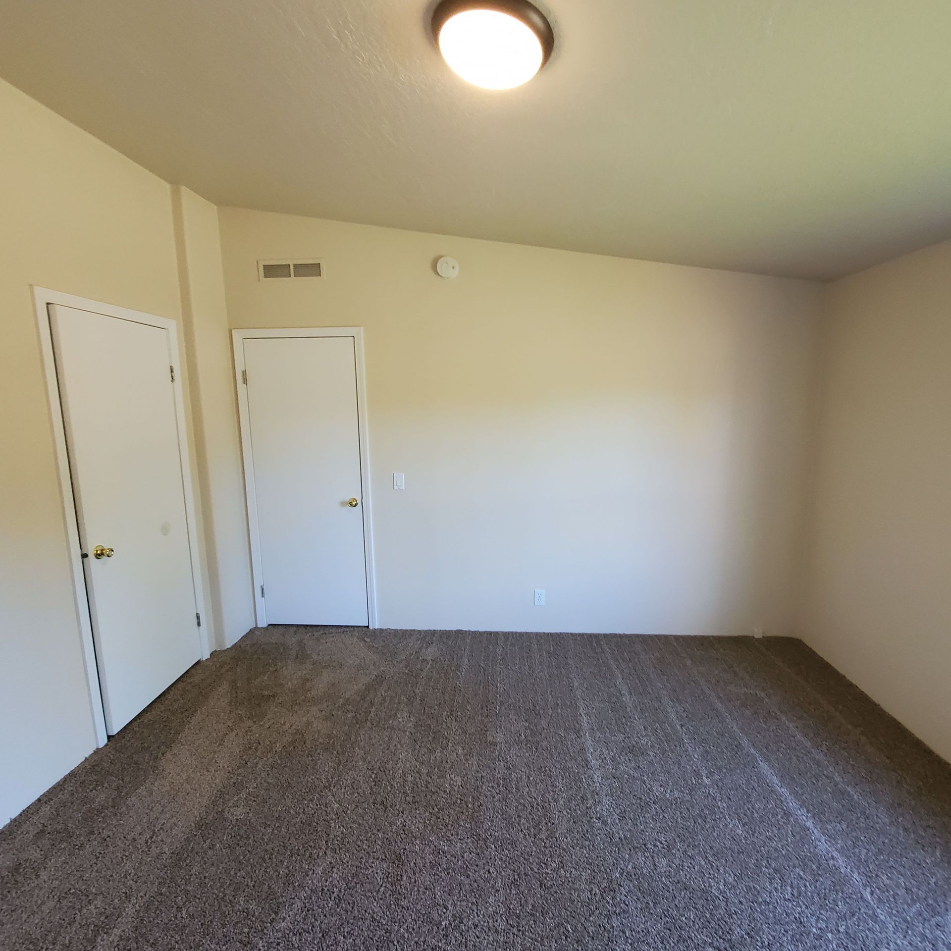 Ashwood Estates mobile homes in Tangent Oregon, two-bedroom three-bathroom – living room.