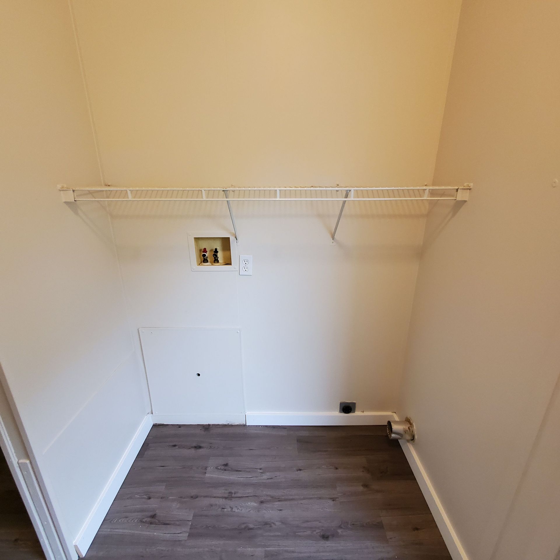 Ashwood Estates mobile homes in Tangent Oregon, five-bedroom three-bathroom – washer and dryer hookups.