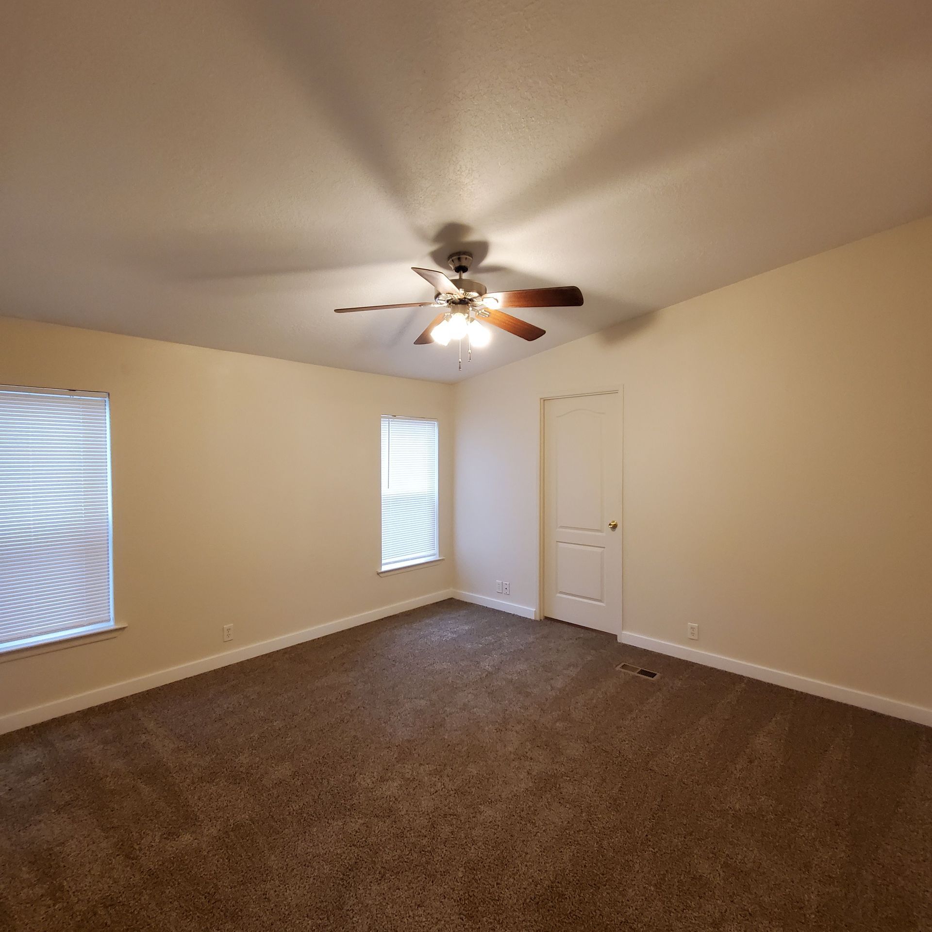 Ashwood Estates mobile homes in Tangent Oregon, five-bedroom three-bathroom – bedroom – 2.