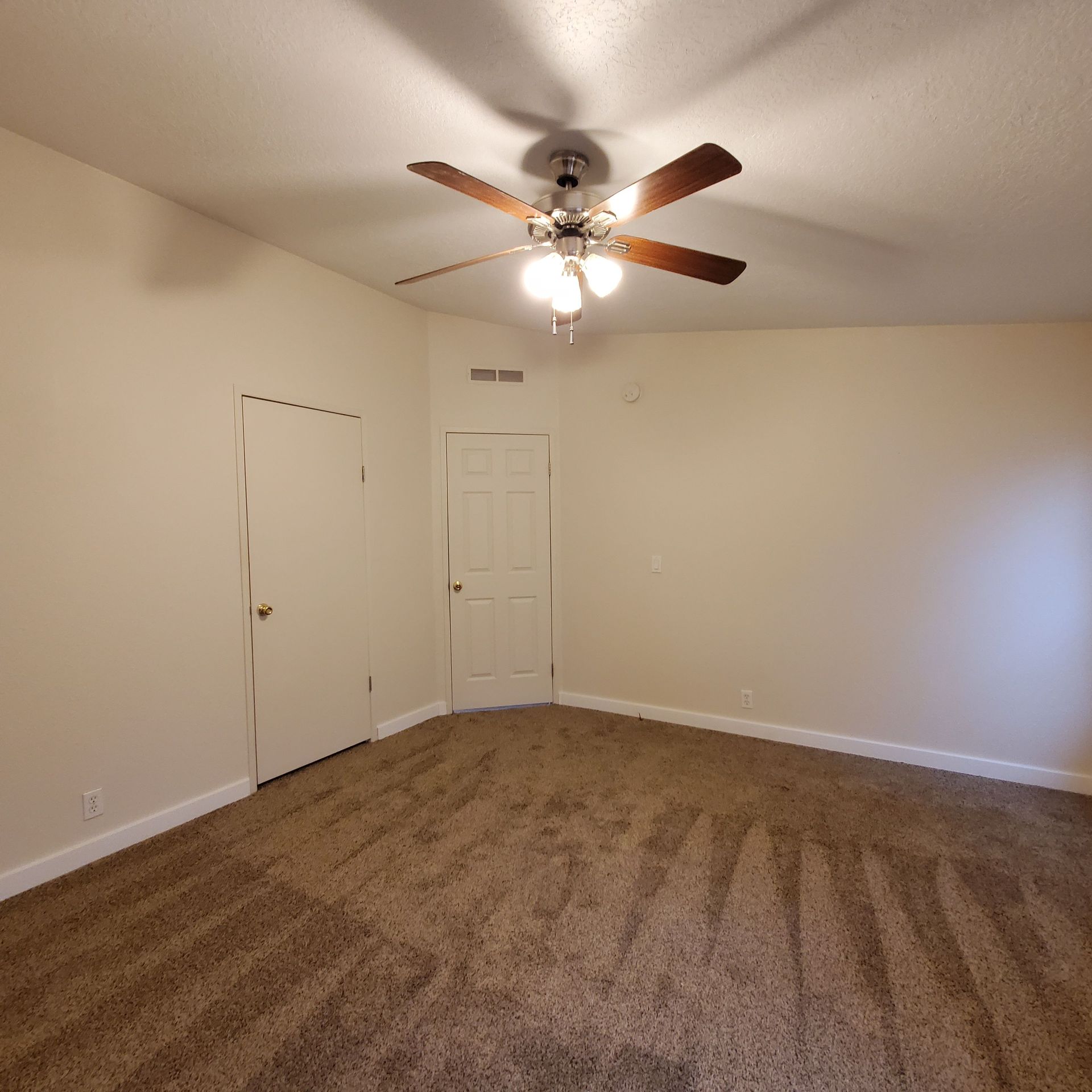 Ashwood Estates mobile homes in Tangent Oregon, five-bedroom three-bathroom – bedroom – 1.