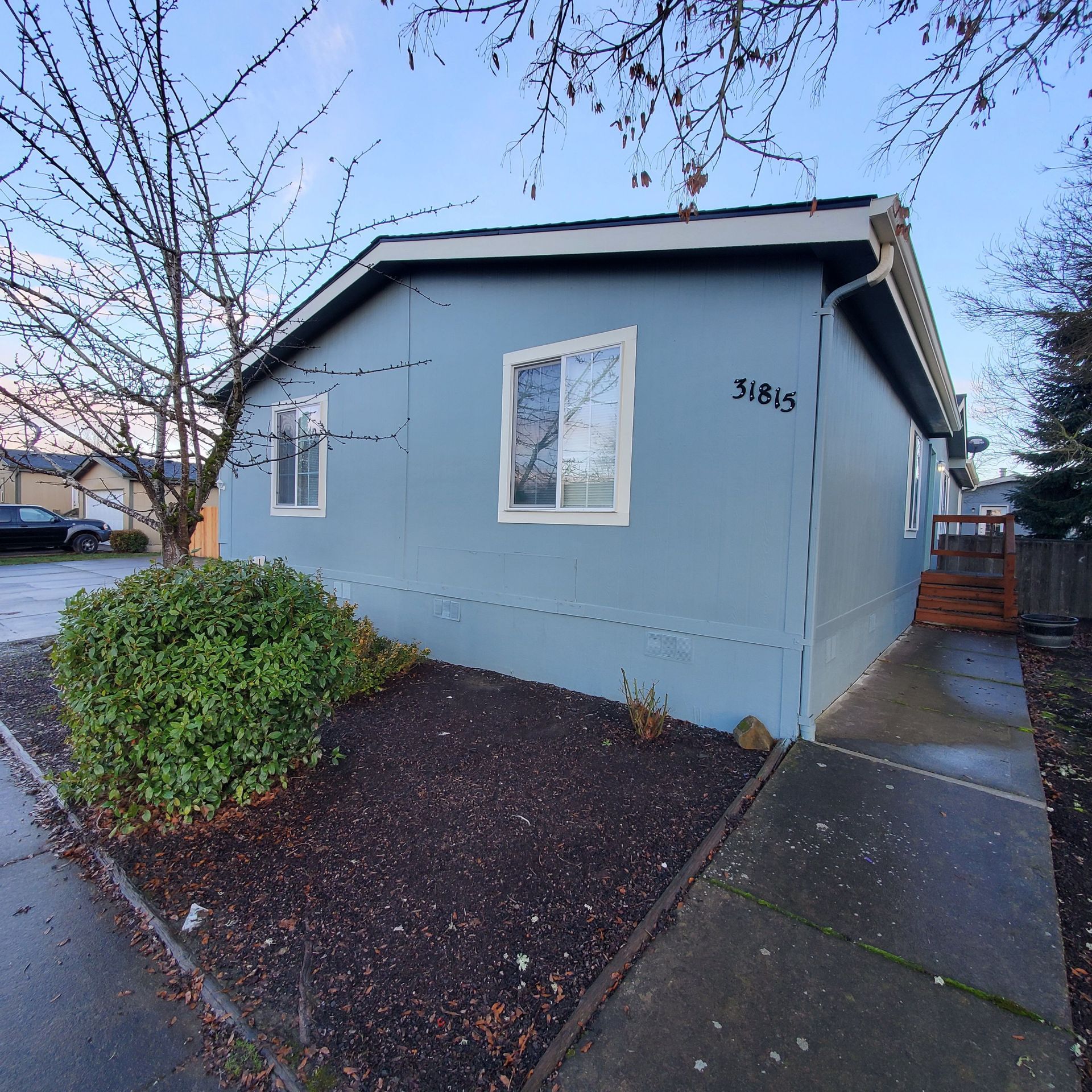 Ashwood Estates mobile homes in Tangent Oregon – blue manufactured home exterior side.