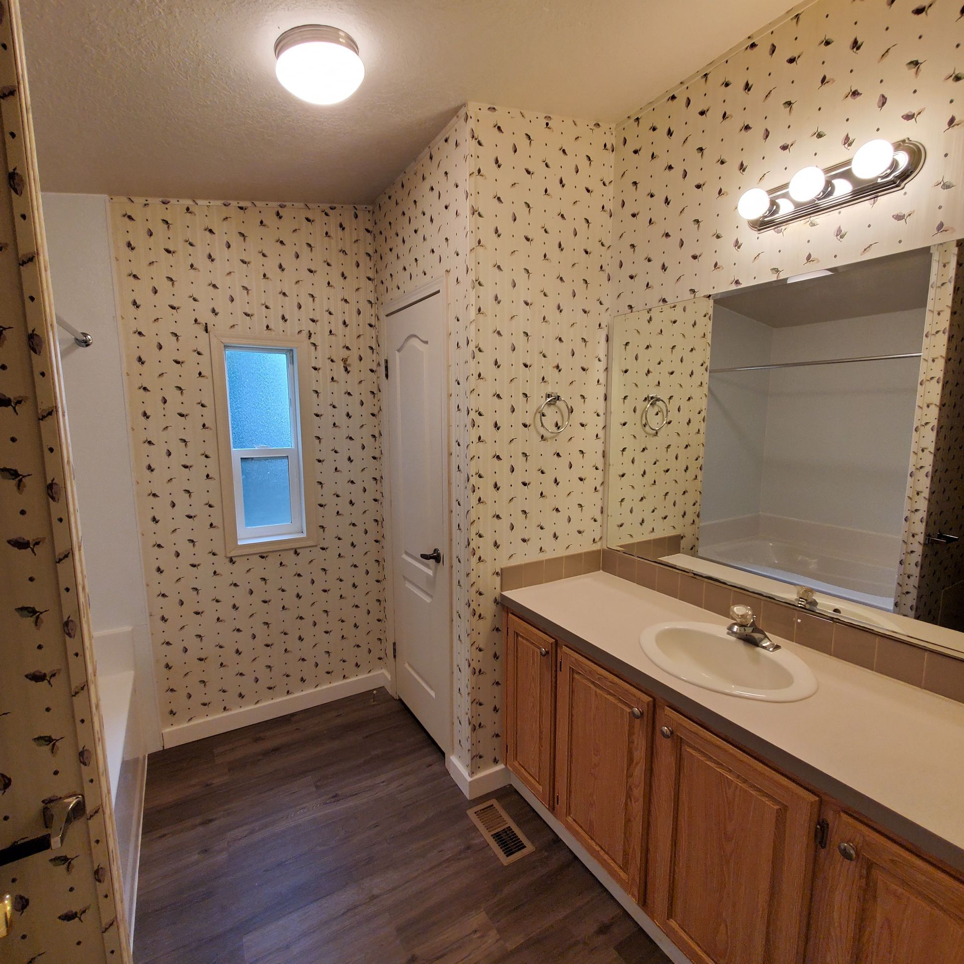 Ashwood Estates mobile homes in Tangent Oregon, five-bedroom three-bathroom – bathroom – 1.