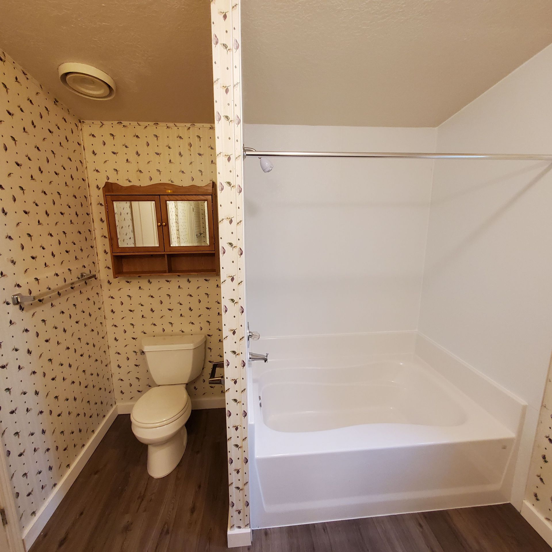 Ashwood Estates mobile homes in Tangent Oregon, five-bedroom three-bathroom – shower – 1.