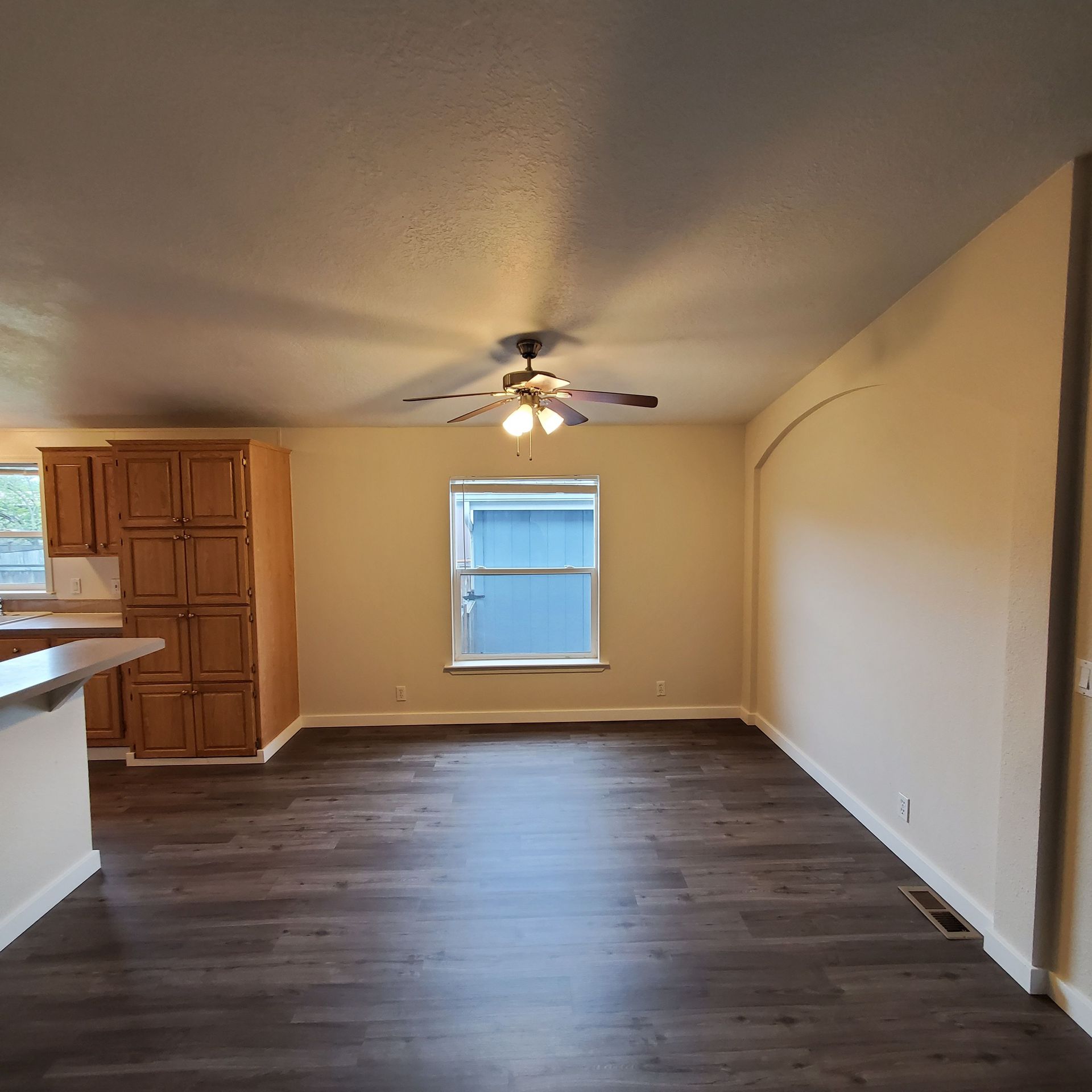 Ashwood Estates mobile homes in Tangent Oregon, five-bedroom three-bathroom – living room by kitchen.