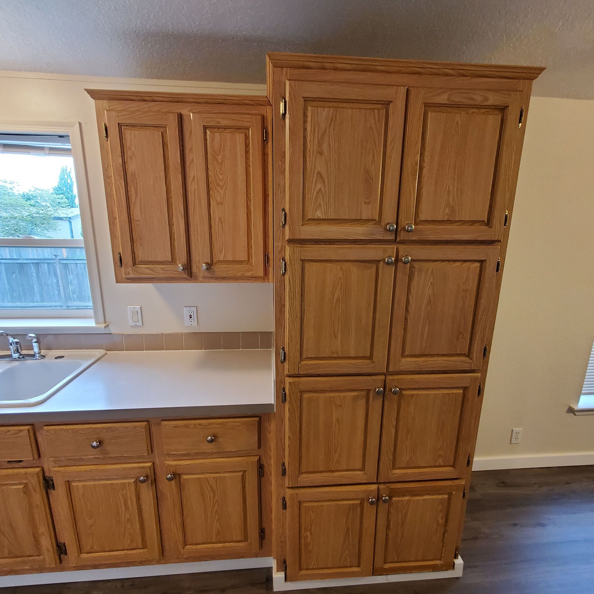 Ashwood Estates mobile homes in Tangent Oregon, five-bedroom three-bathroom – kitchen cabinets and kitchen window.