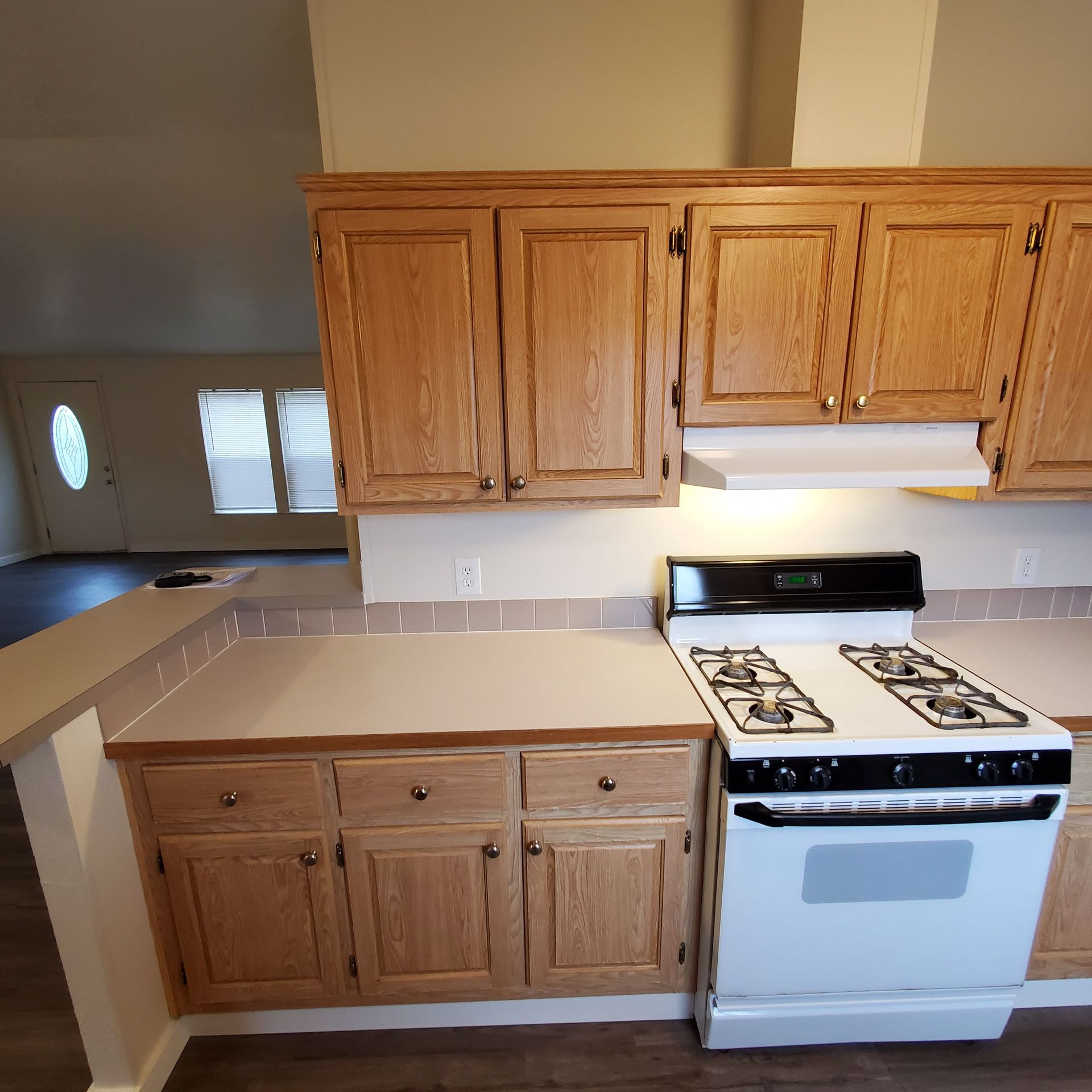 Ashwood Estates mobile homes in Tangent Oregon, five-bedroom three-bathroom – kitchen cabinets and stove.
