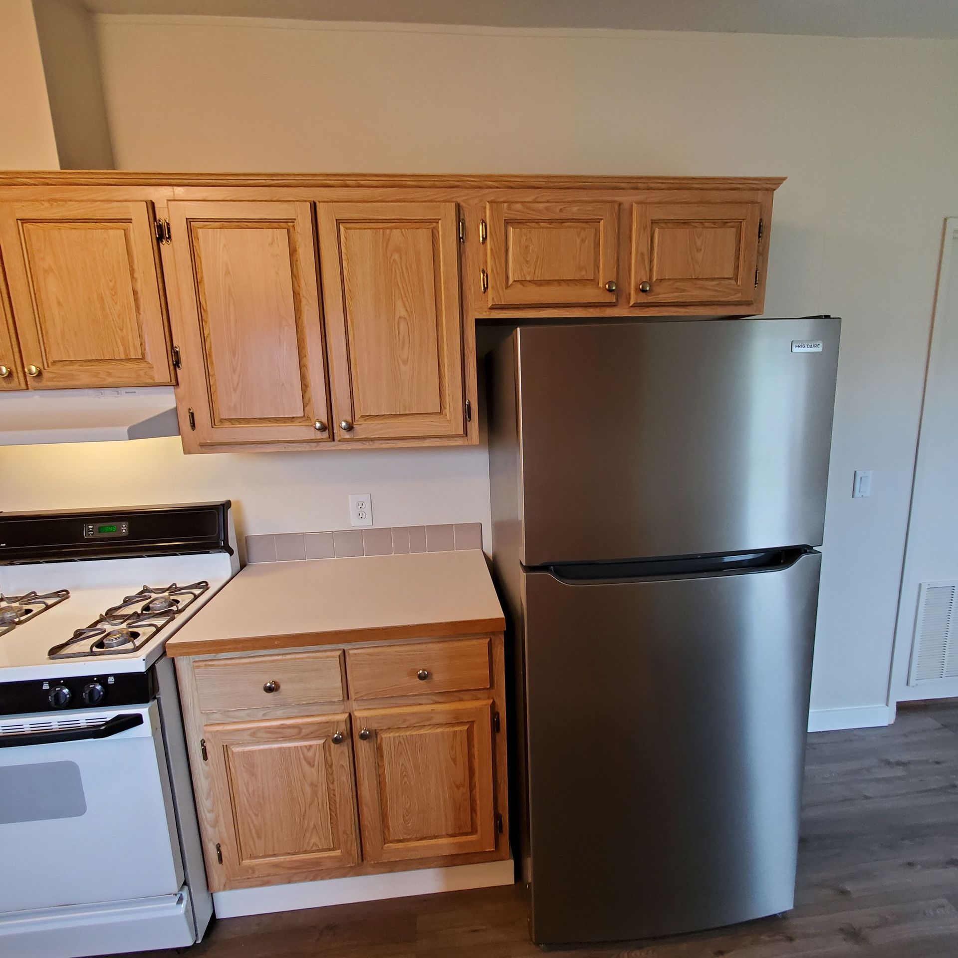 Ashwood Estates mobile homes in Tangent Oregon, five-bedroom three-bathroom – kitchen stove and refrigerator.