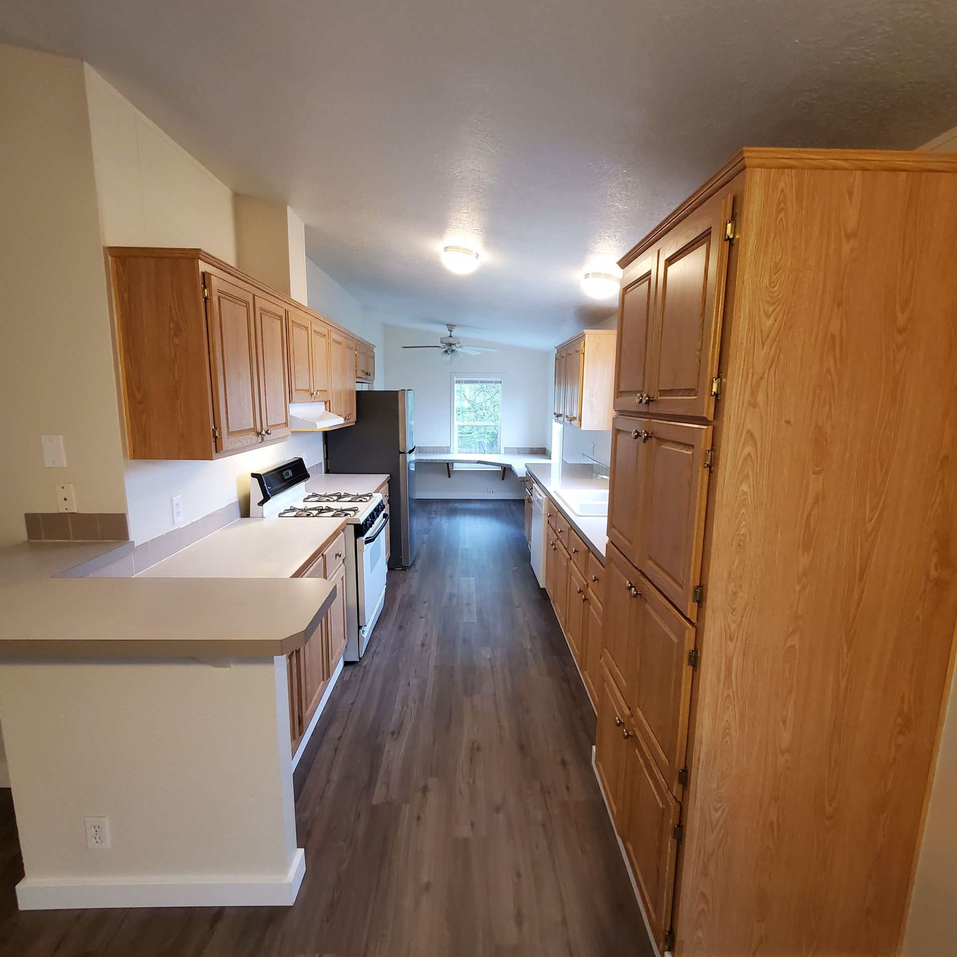 Ashwood Estates mobile homes in Tangent Oregon, five-bedroom three-bathroom – kitchen.