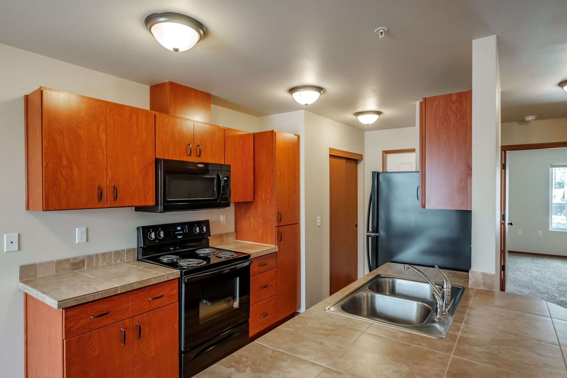 Aspen Place Apartments in Lebanon Oregon, near Western University of Health Sciences, one-bed one-bath – stove, microwave.