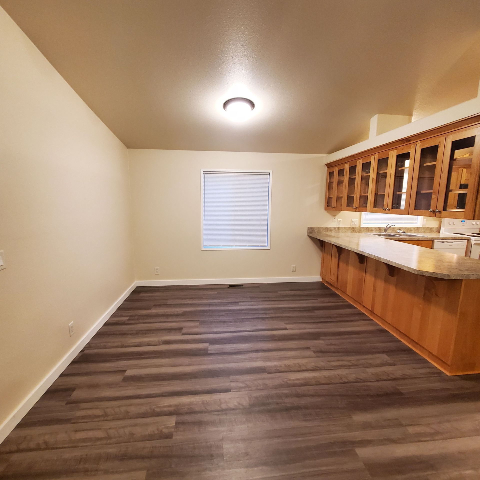 Ashwood Estates mobile homes in Tangent Oregon, four-bedroom two-bathroom – kitchen window.
